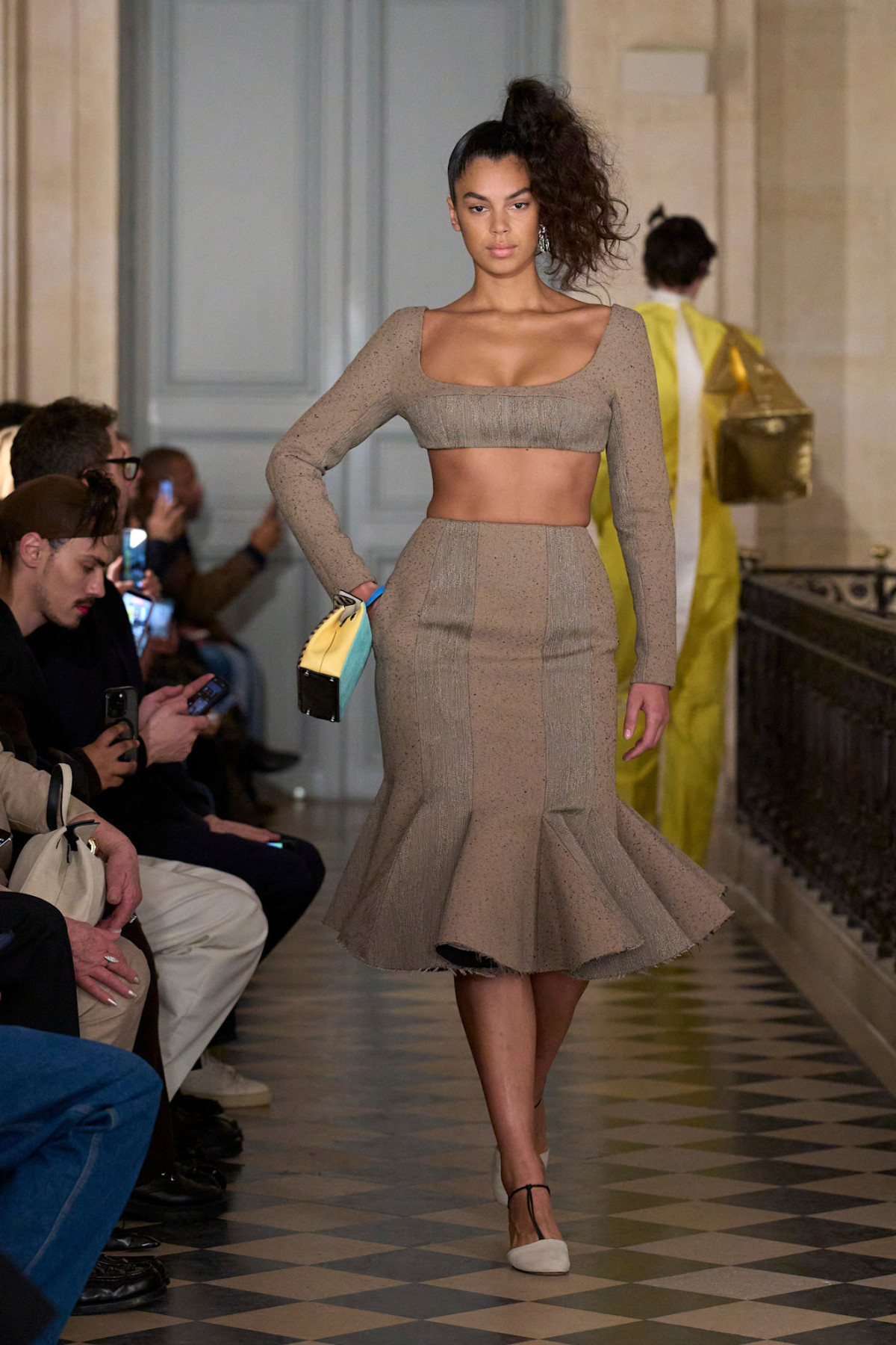 Jacquemus: кокетливий кітч, висока мода та зачіски-“пальми” в стилі 80-х
11