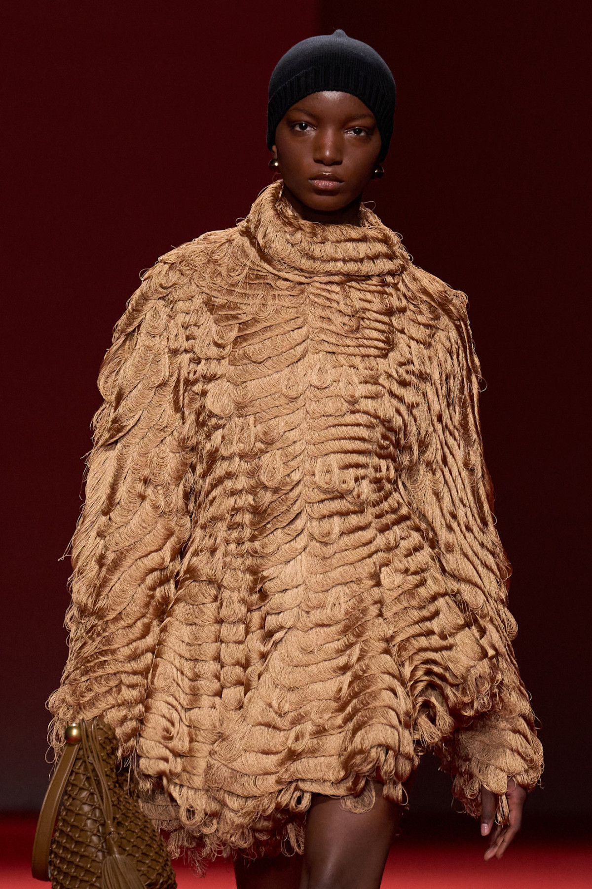 Округлені силуети та блискучі хутра: ключові тренди з показу Bottega Veneta
17