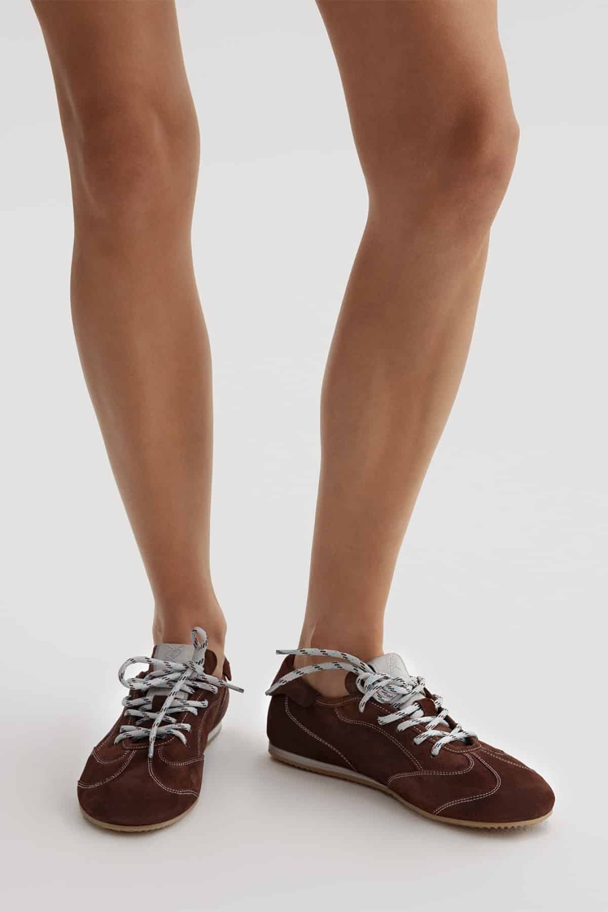 Ключові тенденції взуття: кросівки та черевики на шнурках.
20