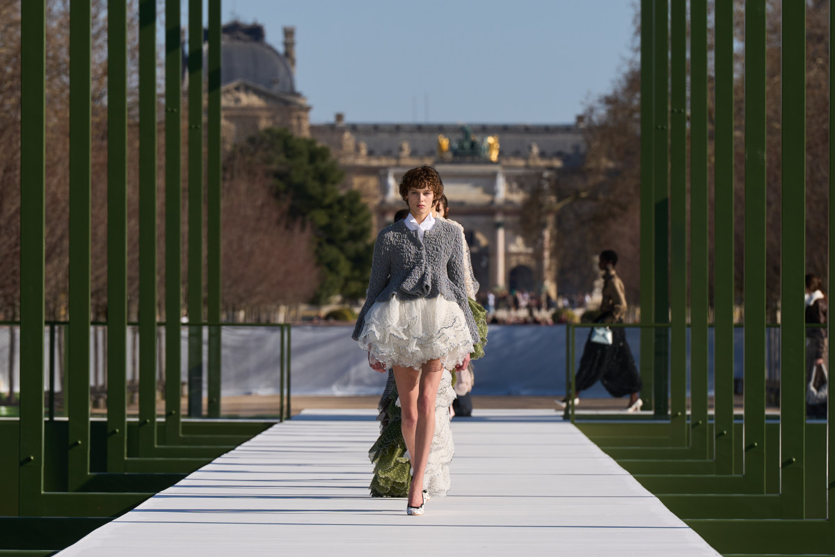 Андерсон переосмислює вуличний стиль в колекції Dior осінь-зима 2026-2027
1