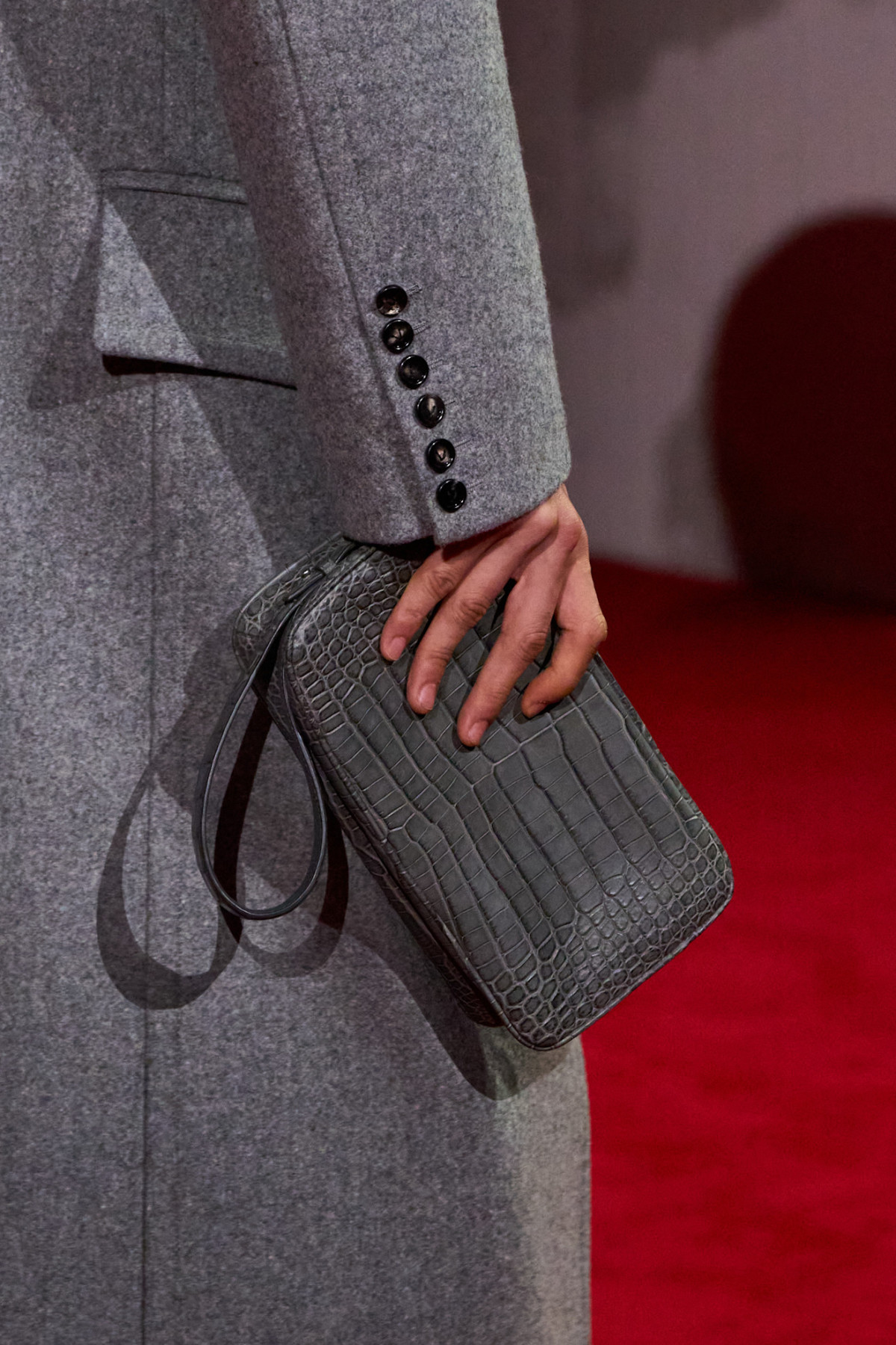 Округлені силуети та блискучі хутра: ключові тренди з показу Bottega Veneta
33