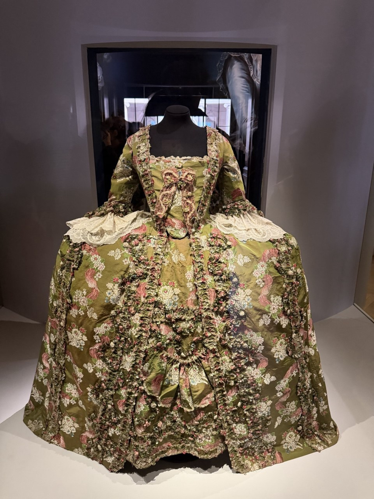 Вісімнадцяте століття: модні відголоски в сучасних тенденціях
0