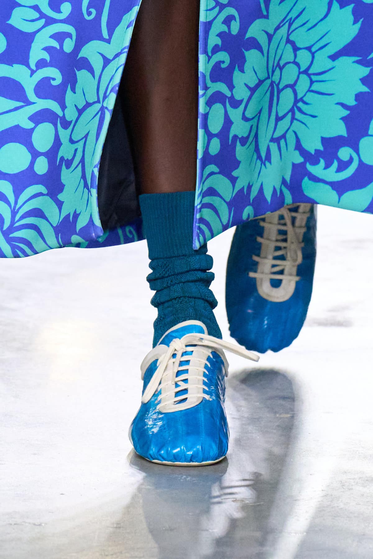 Ключові тенденції взуття: кросівки та черевики на шнурках.
4