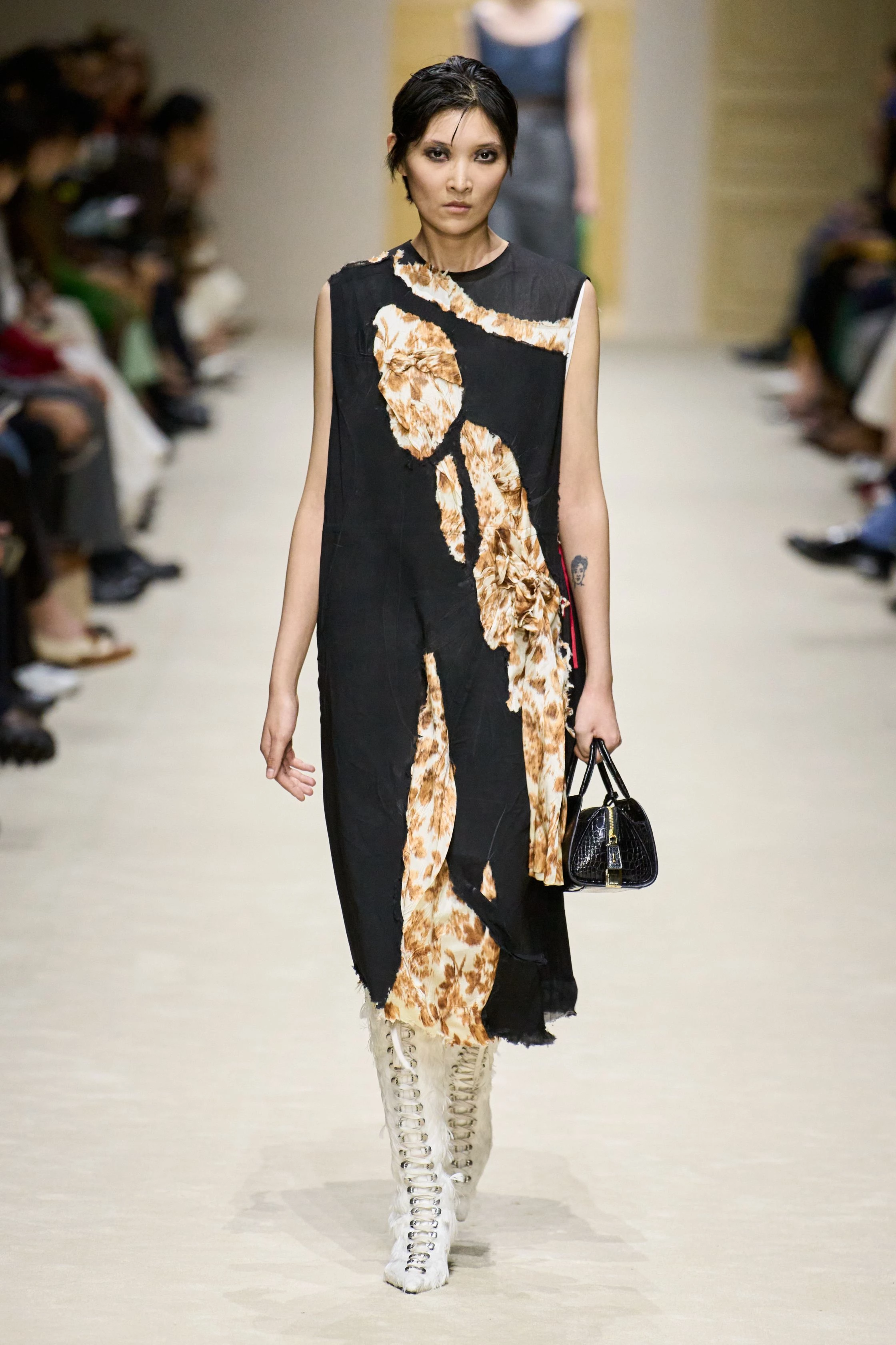 П'ятнадцять манекенниць, шістдесят луків та нашарування: свіжа збірка Prada осінь-зима 2026/2027
18