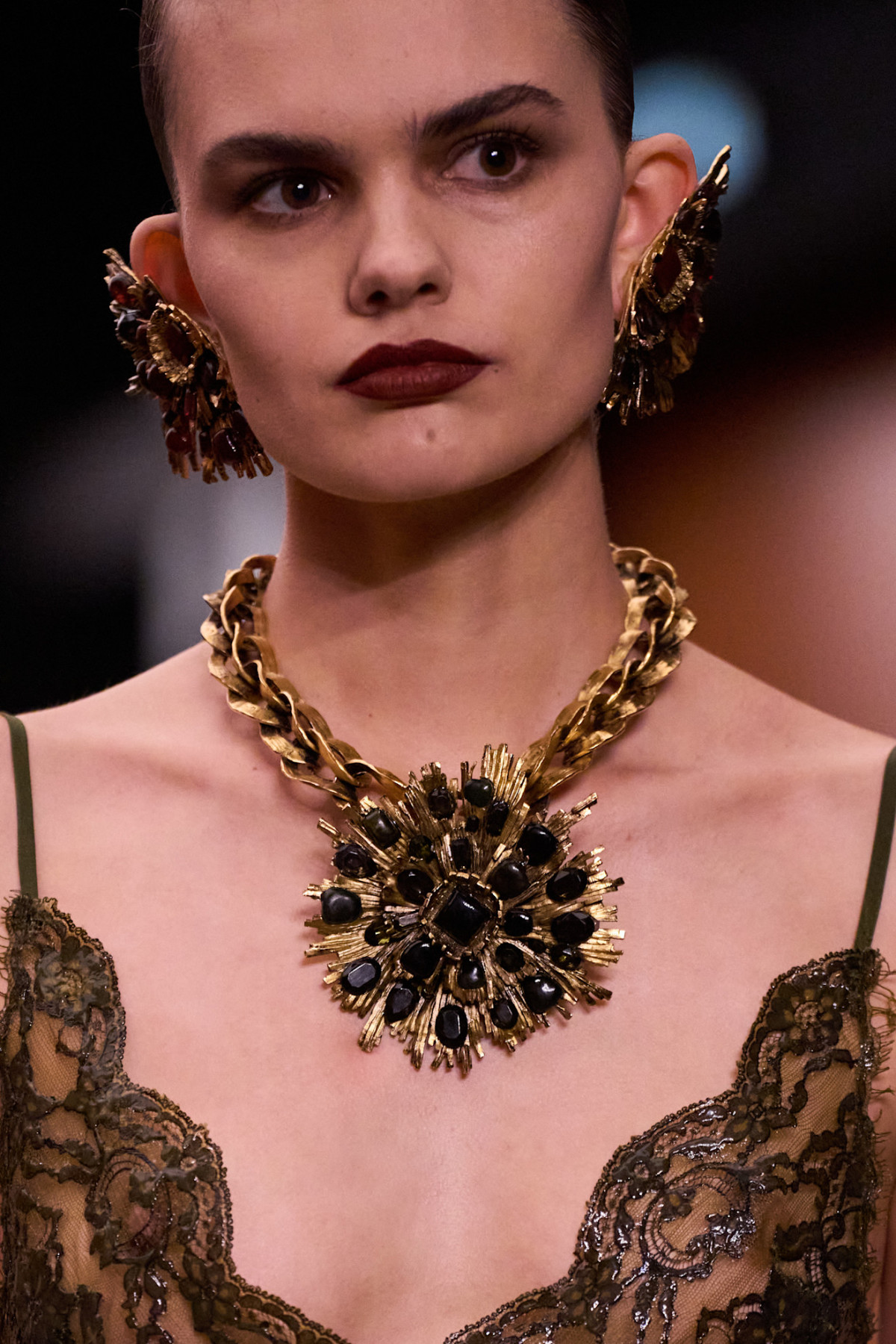 Зіркові гості Saint Laurent: Пфайффер, Мосс та інші переглядають подіумні тренди.
22