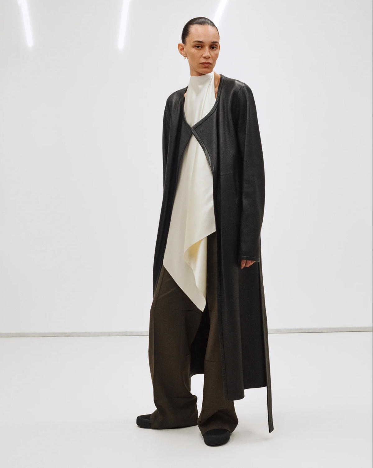 Фібі Файло: тріумфальне повернення мінімалізму в новій лінійці E
2