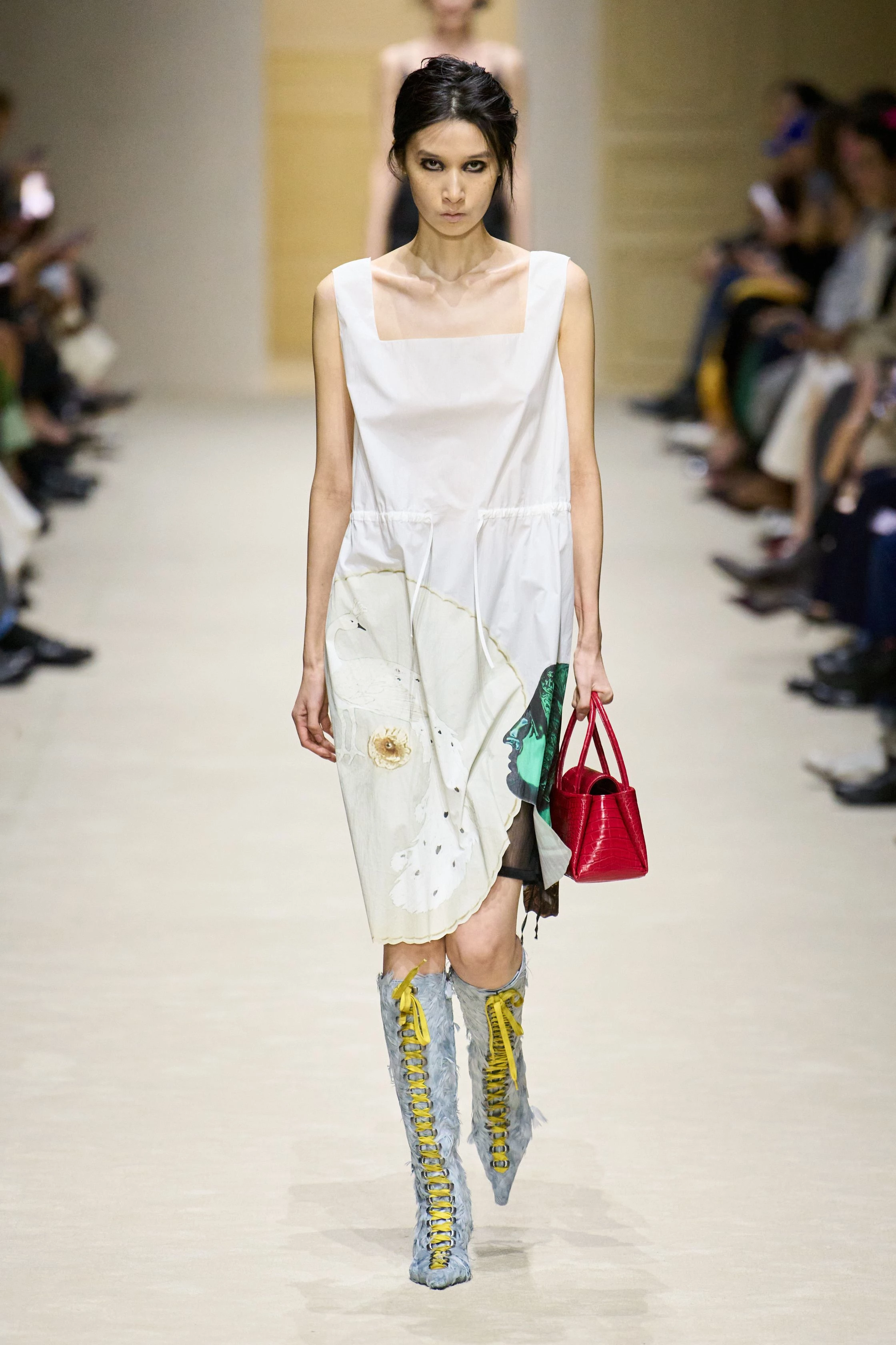 П'ятнадцять манекенниць, шістдесят луків та нашарування: свіжа збірка Prada осінь-зима 2026/2027
20