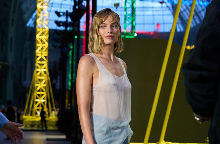 Марго Роббі: невимушений лук з денімом і топом – тренд цієї весни.