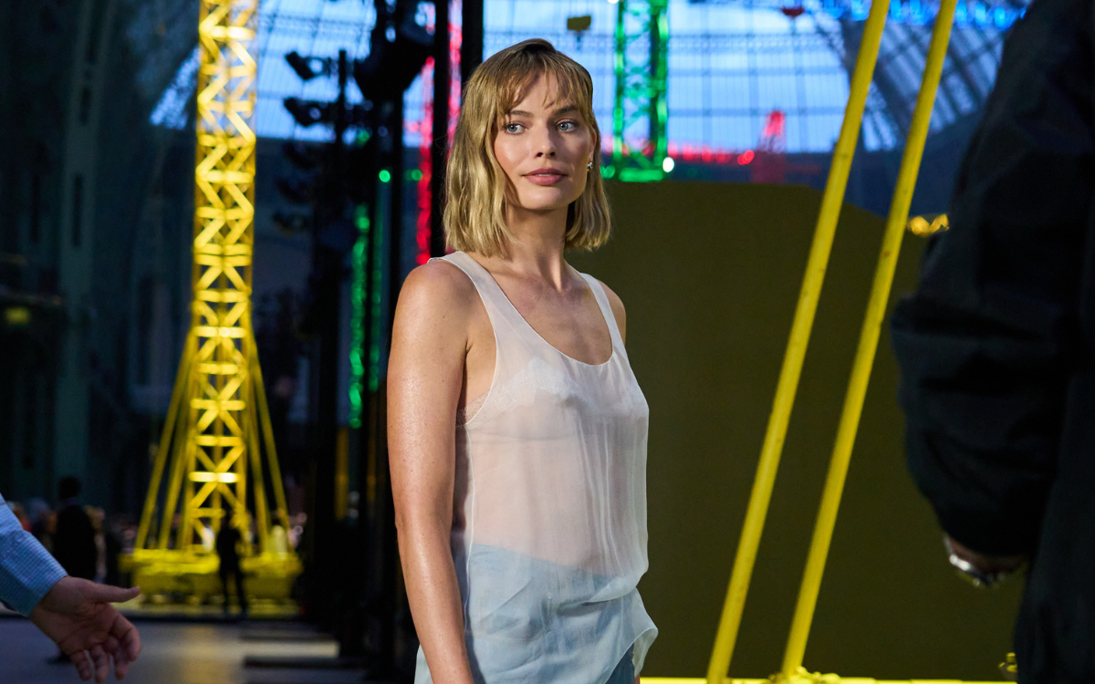 Марго Роббі: невимушений лук з денімом і топом – тренд цієї весни.