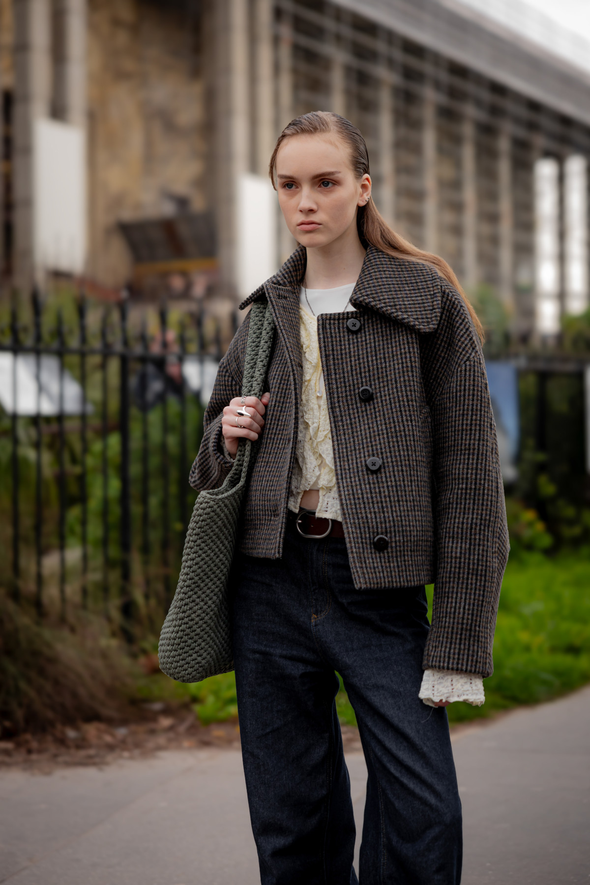 Від шкіряних курток до укорочених плащів: парижанки хизуються найелегантнішим верхнім одягом на весну 2026-го
16