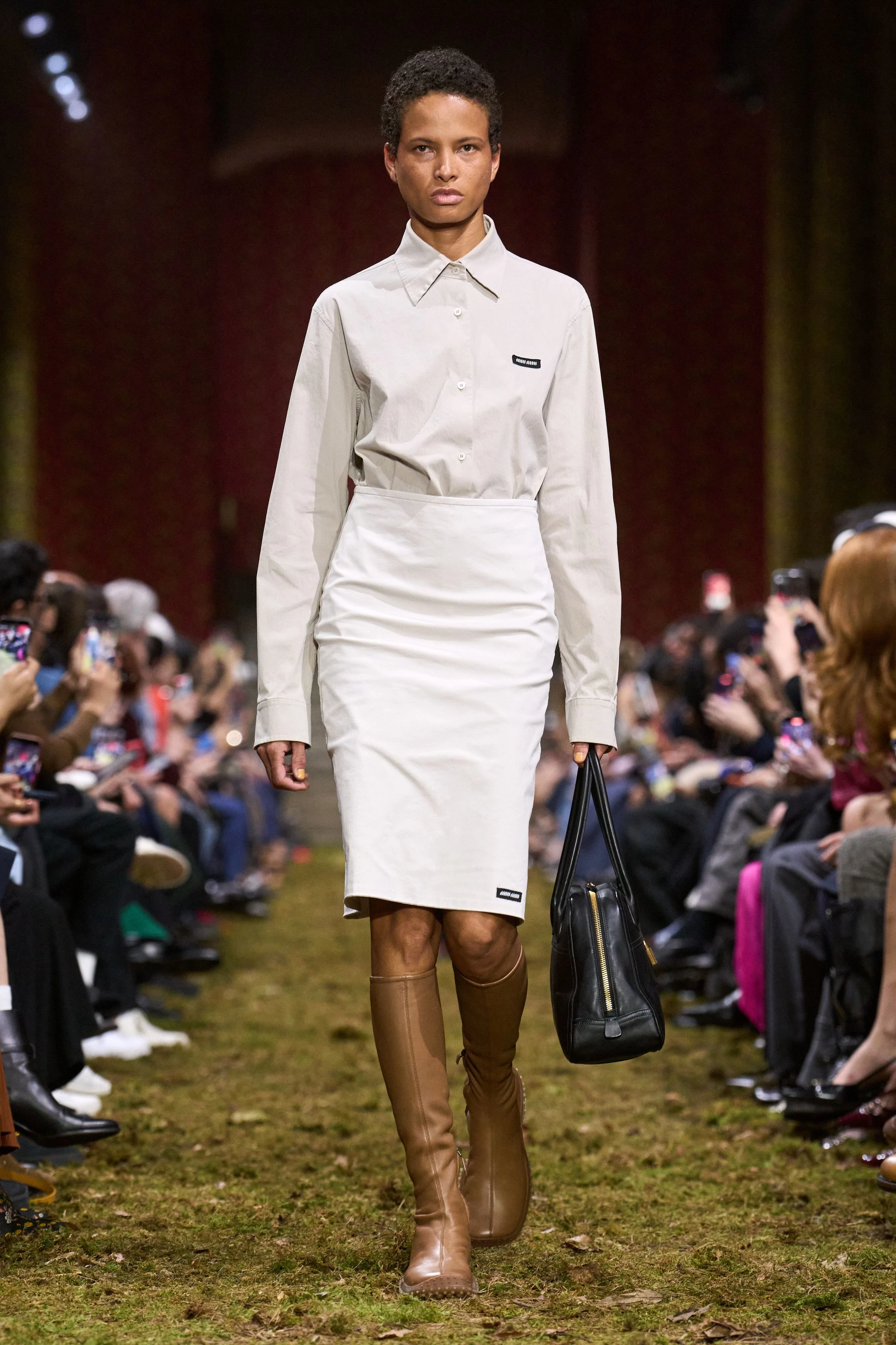 Свіжа лінія Miu Miu осінь-зима 2026/2027: мінімалістична концепція від Miuccia Prada
6