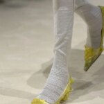 Взуття та шкарпетки: неочікуваний писк моди від Prada та Marni, що швидко завоює вулиці