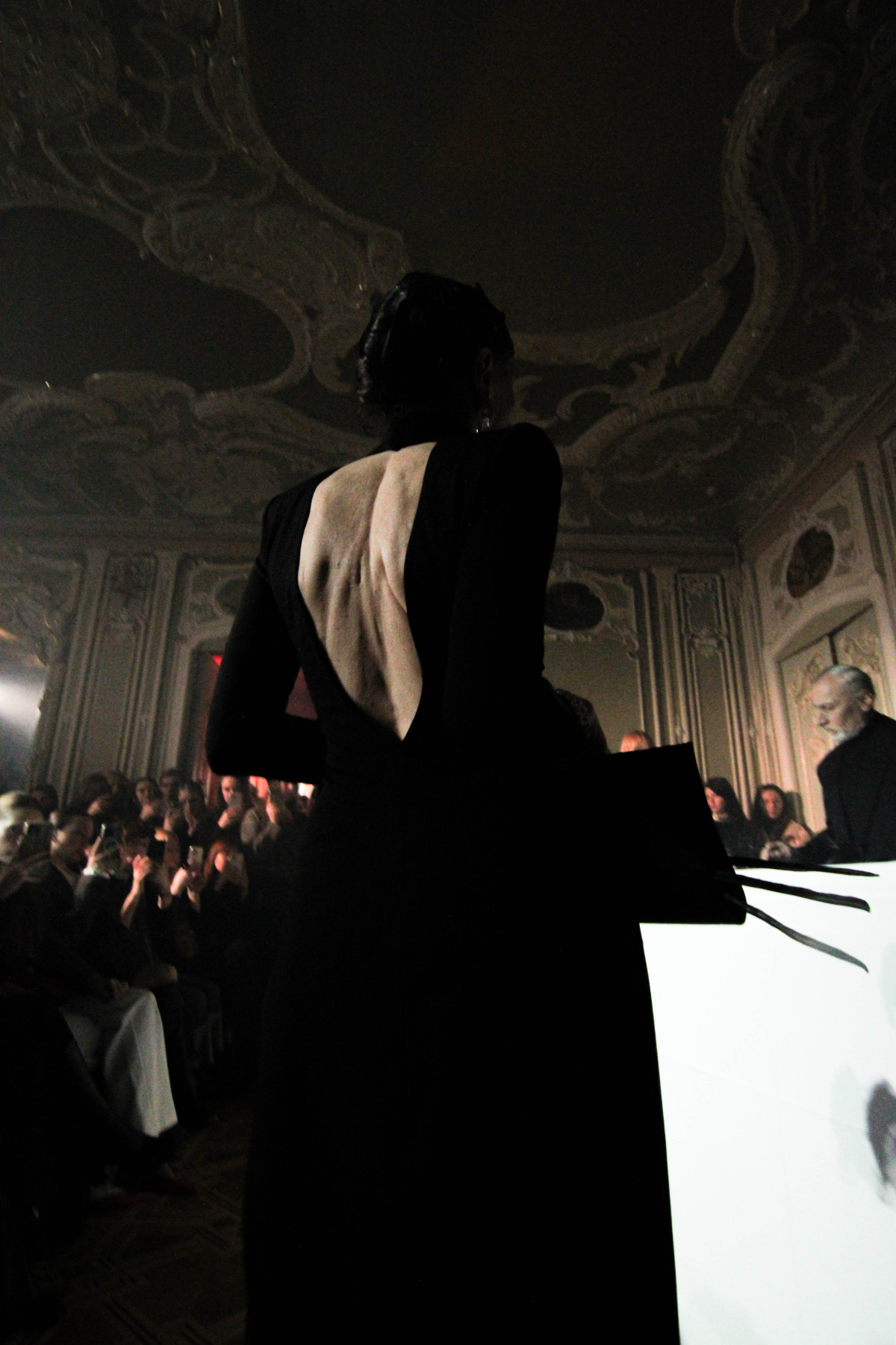 Крижані квіти: репортаж із театральної вистави OMELIA на Тижні моди в Україні
8