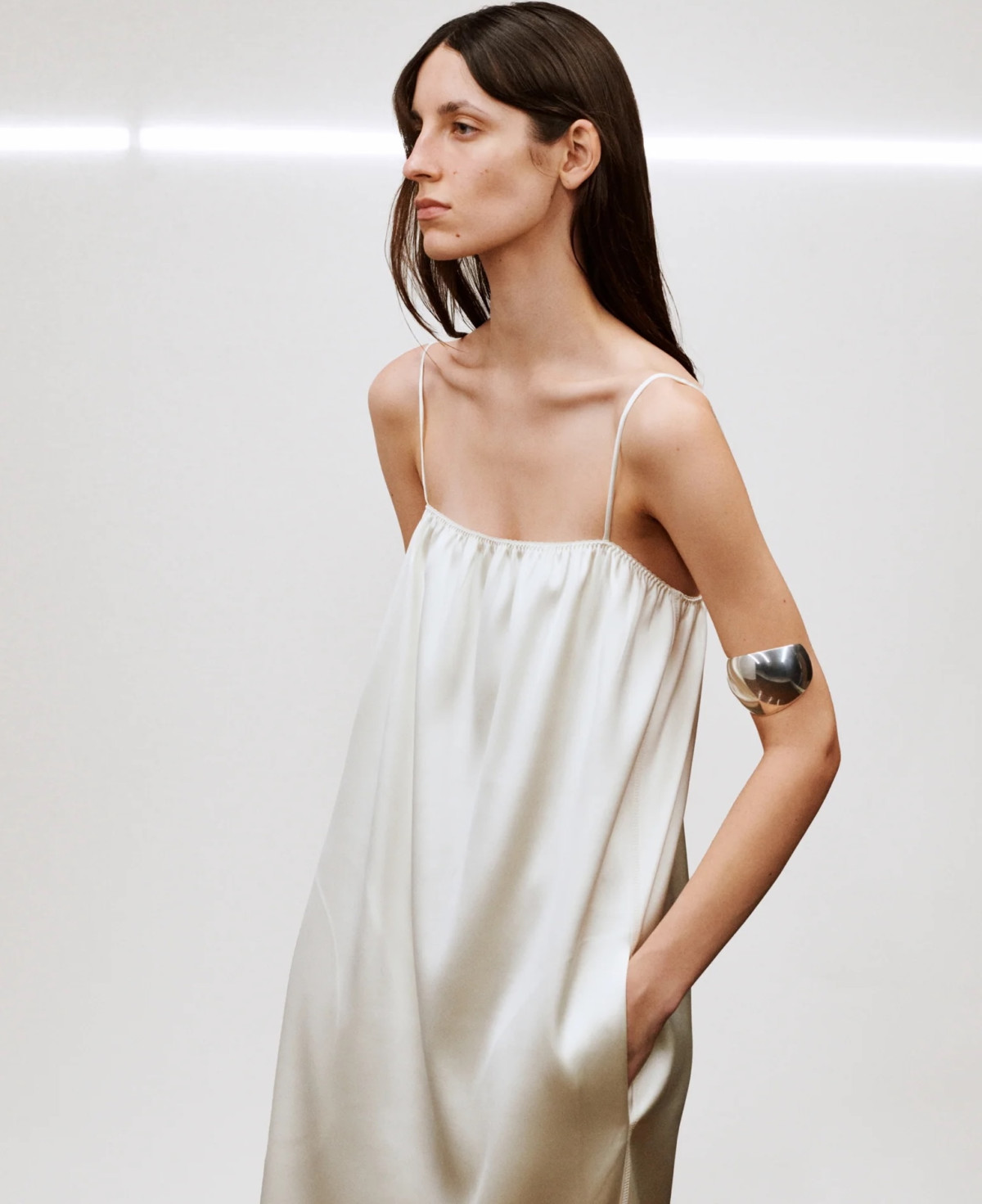 Фібі Файло: тріумфальне повернення мінімалізму в новій лінійці E
19