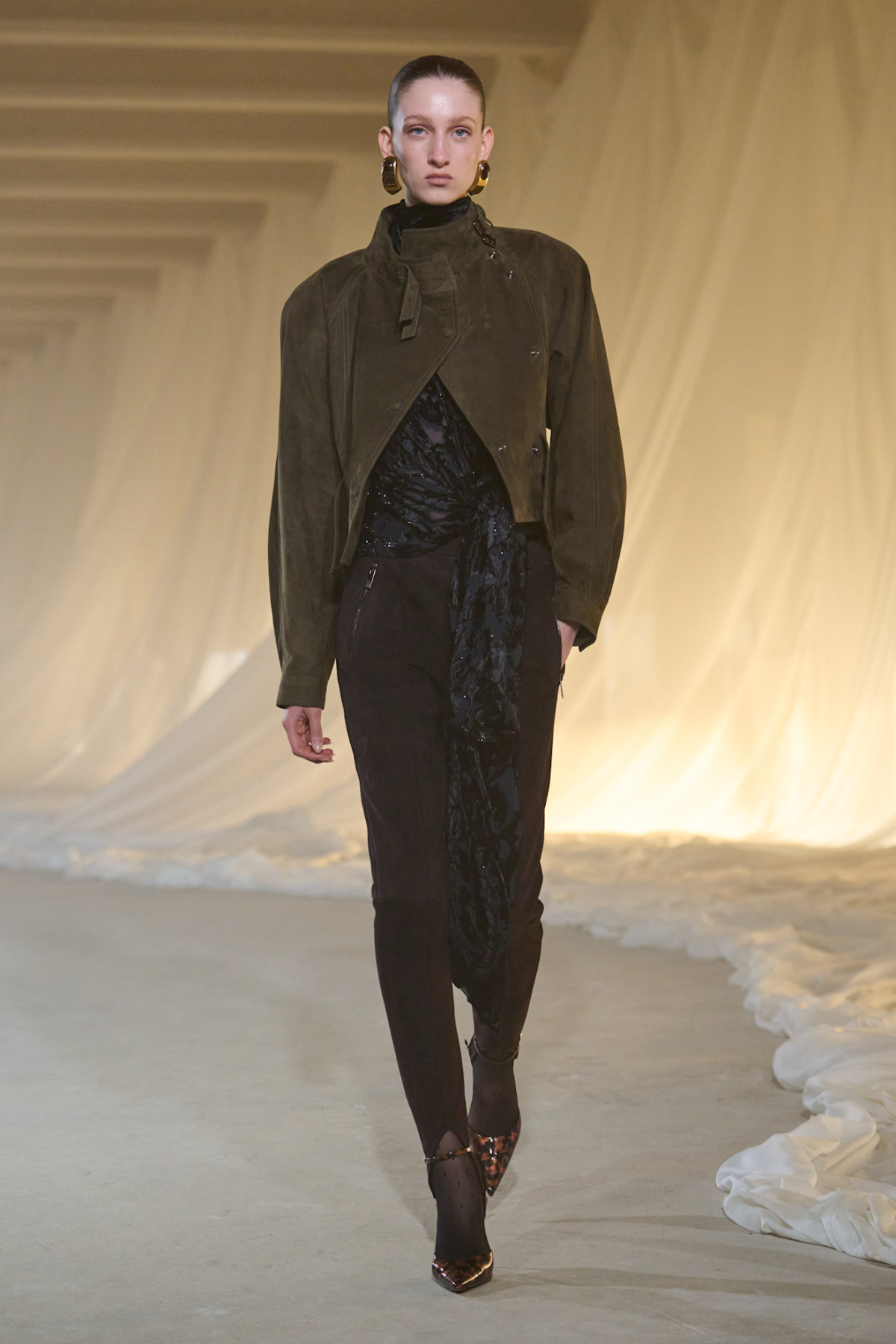 Легінси з вирізами: дискусійний ретро-тренд відродився на показах
8