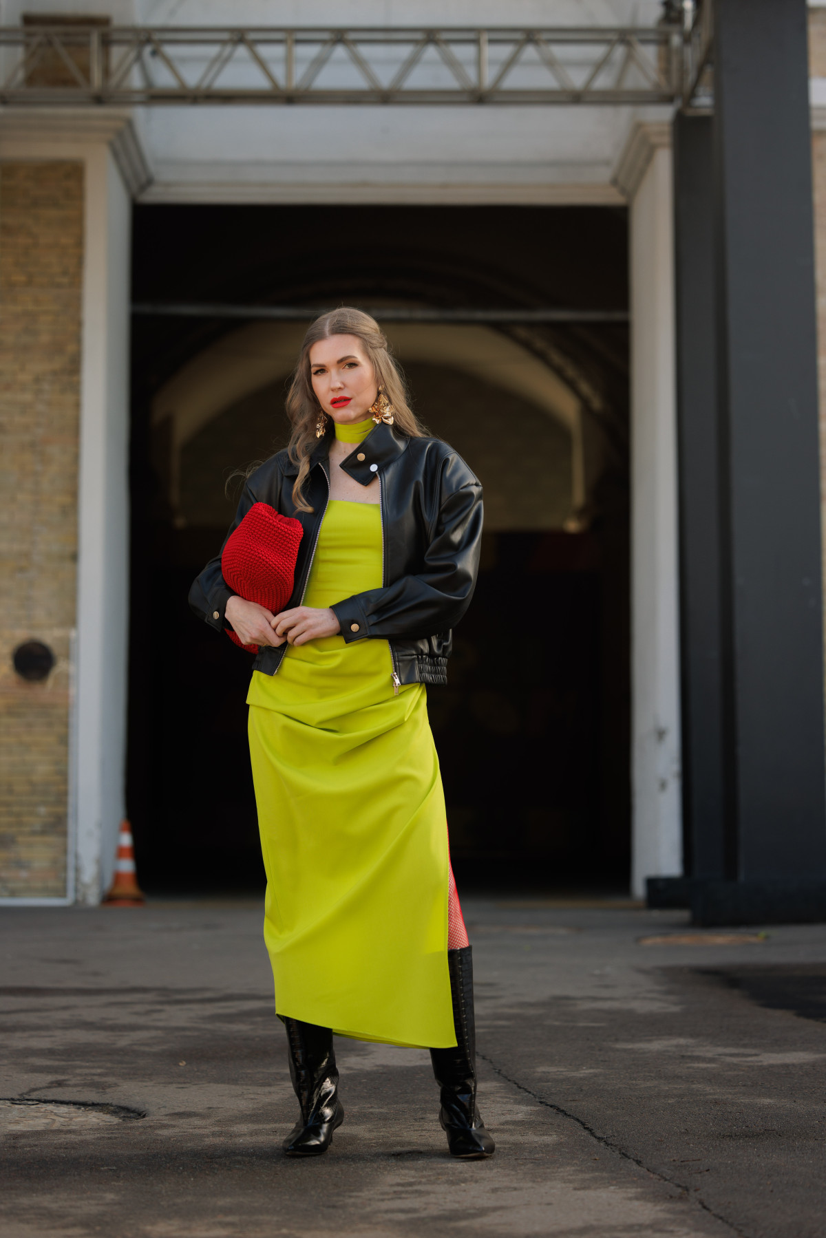 Вулична мода: образи від відвідувачів другого дня Ukrainian Fashion Week, осінь-зима 2026/2027
16