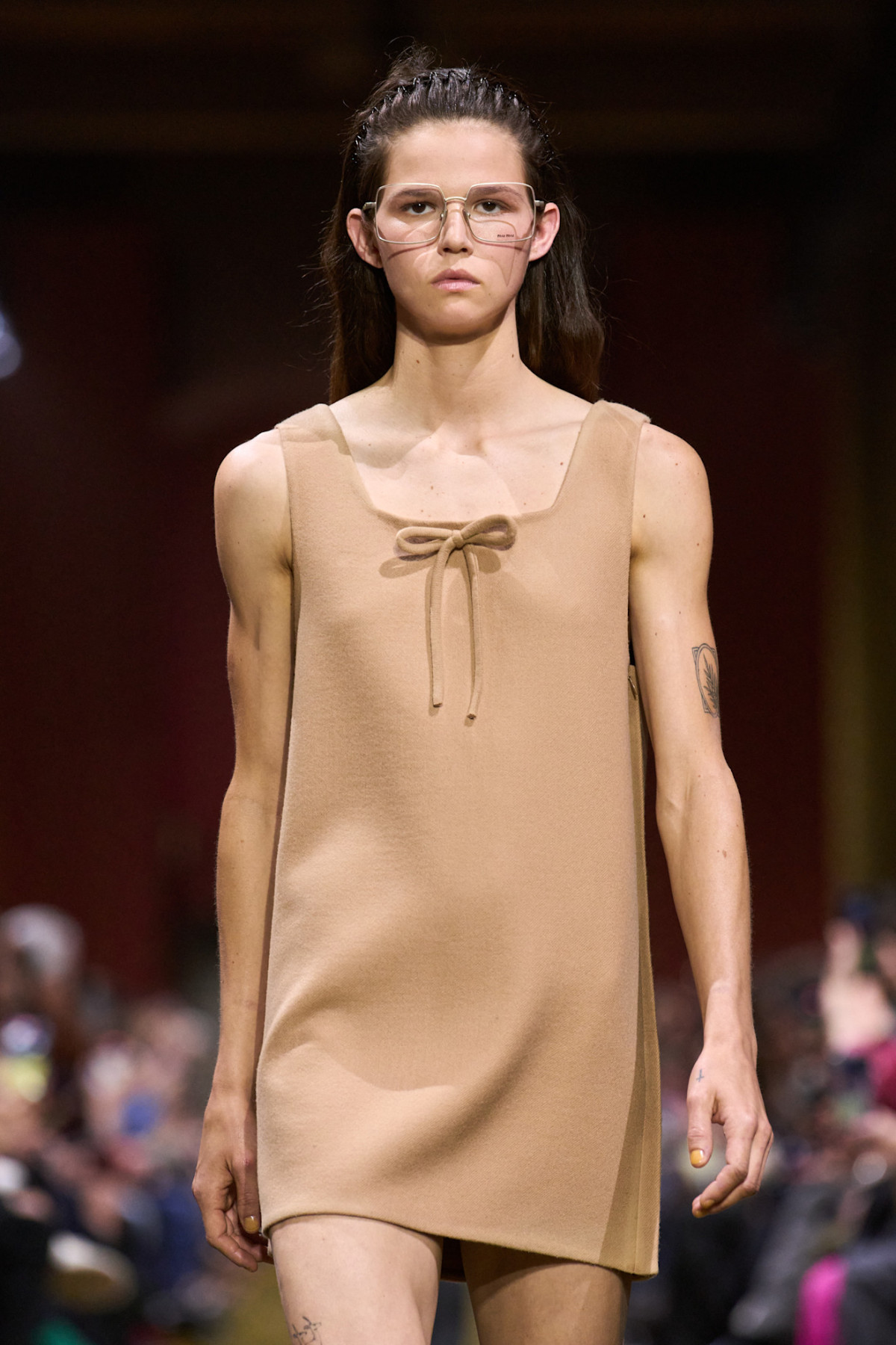 Джуліанна Мур здивувала всіх, дефілюючи на показі Miu Miu.
6