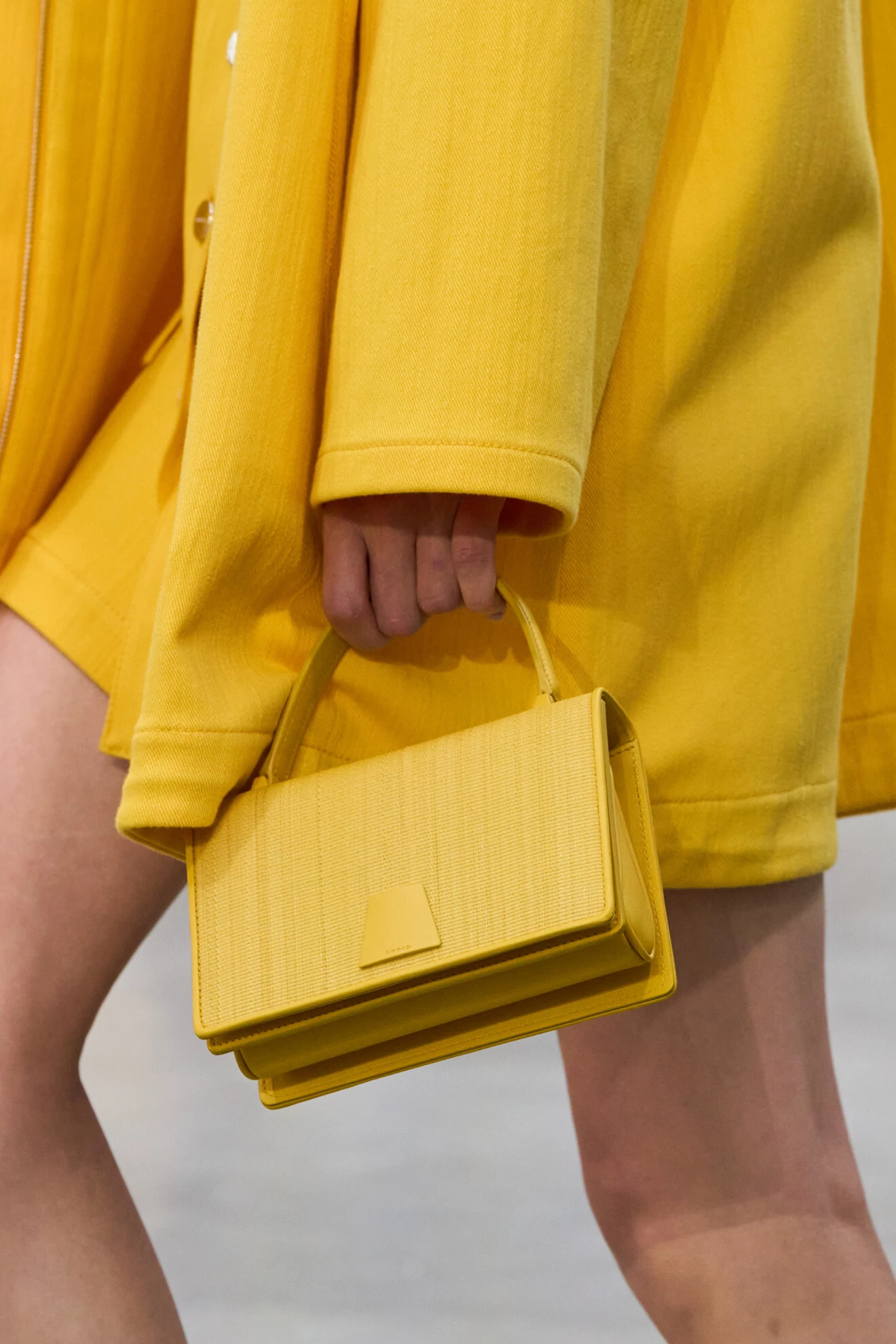 Жовта торбинка: головний писк моди весни-літа 2026, помічений у стильних жінок.