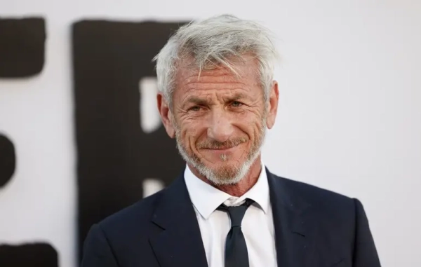 Шон Пенн нагороджений “Оскаром” від “Укрзалізниці”: приз зроблено з металу пошкодженого потяга…