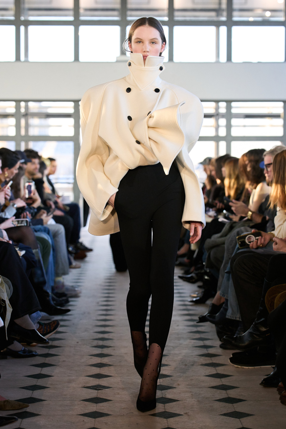 Легінси з вирізами: дискусійний ретро-тренд відродився на показах
7