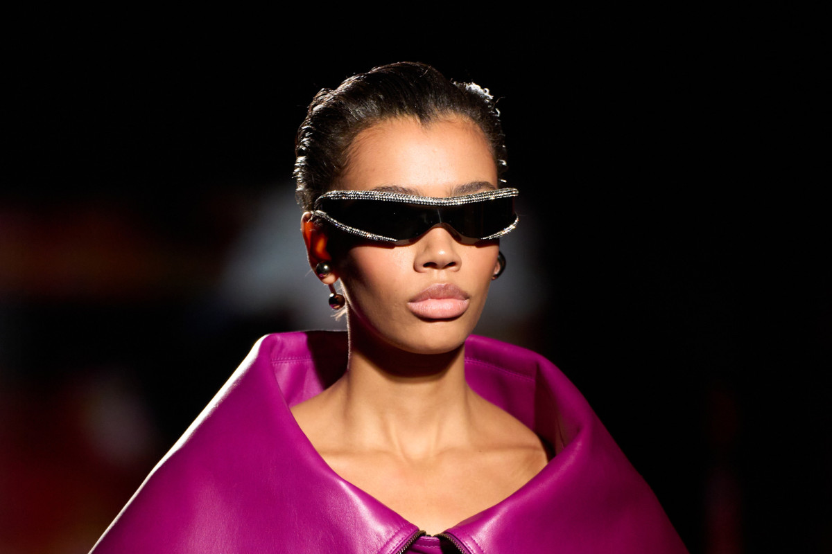 Вісім ключових порад від Balenciaga для стильного оновлення гардеробу.
33