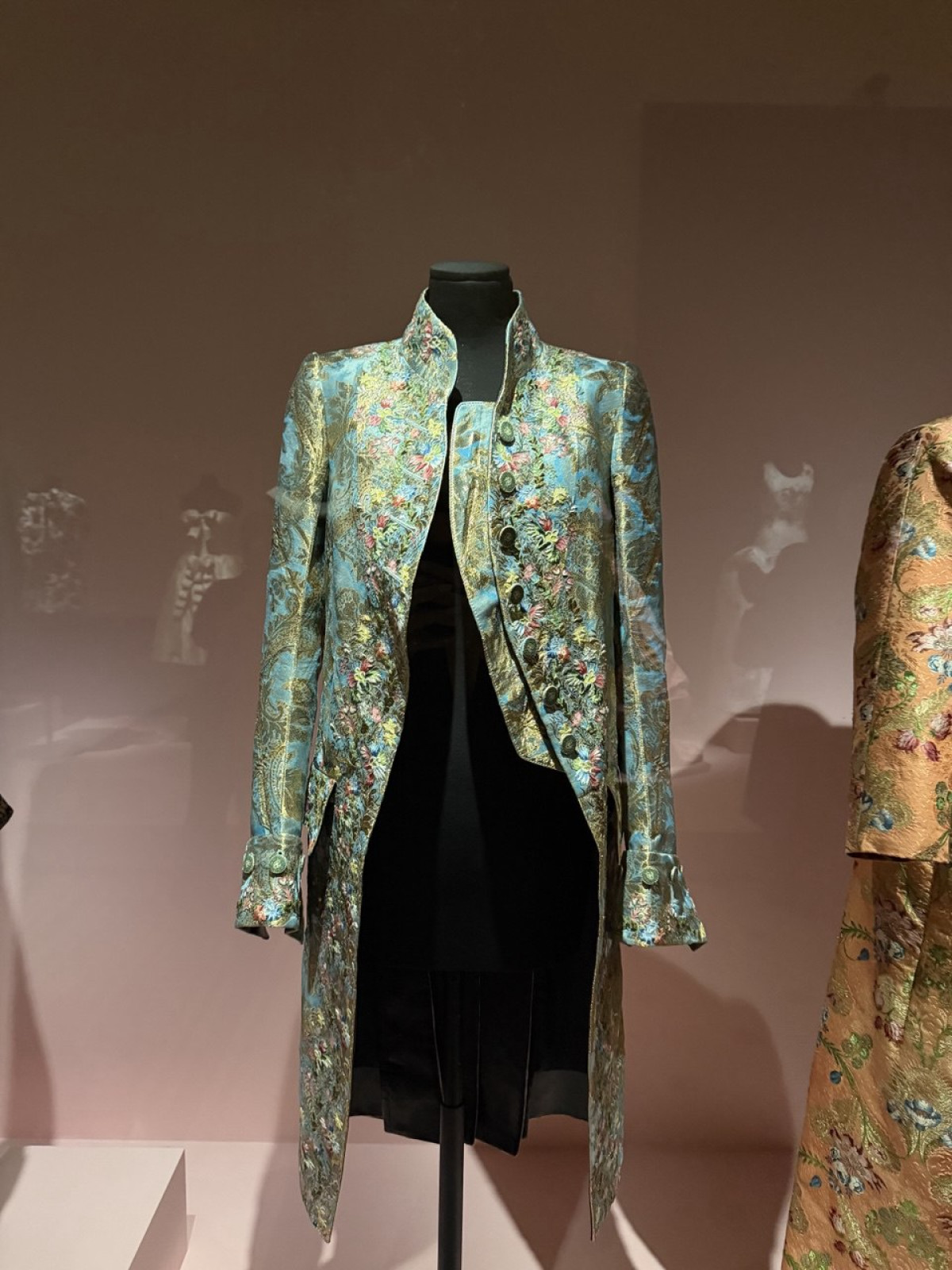 Вісімнадцяте століття: модні відголоски в сучасних тенденціях
15