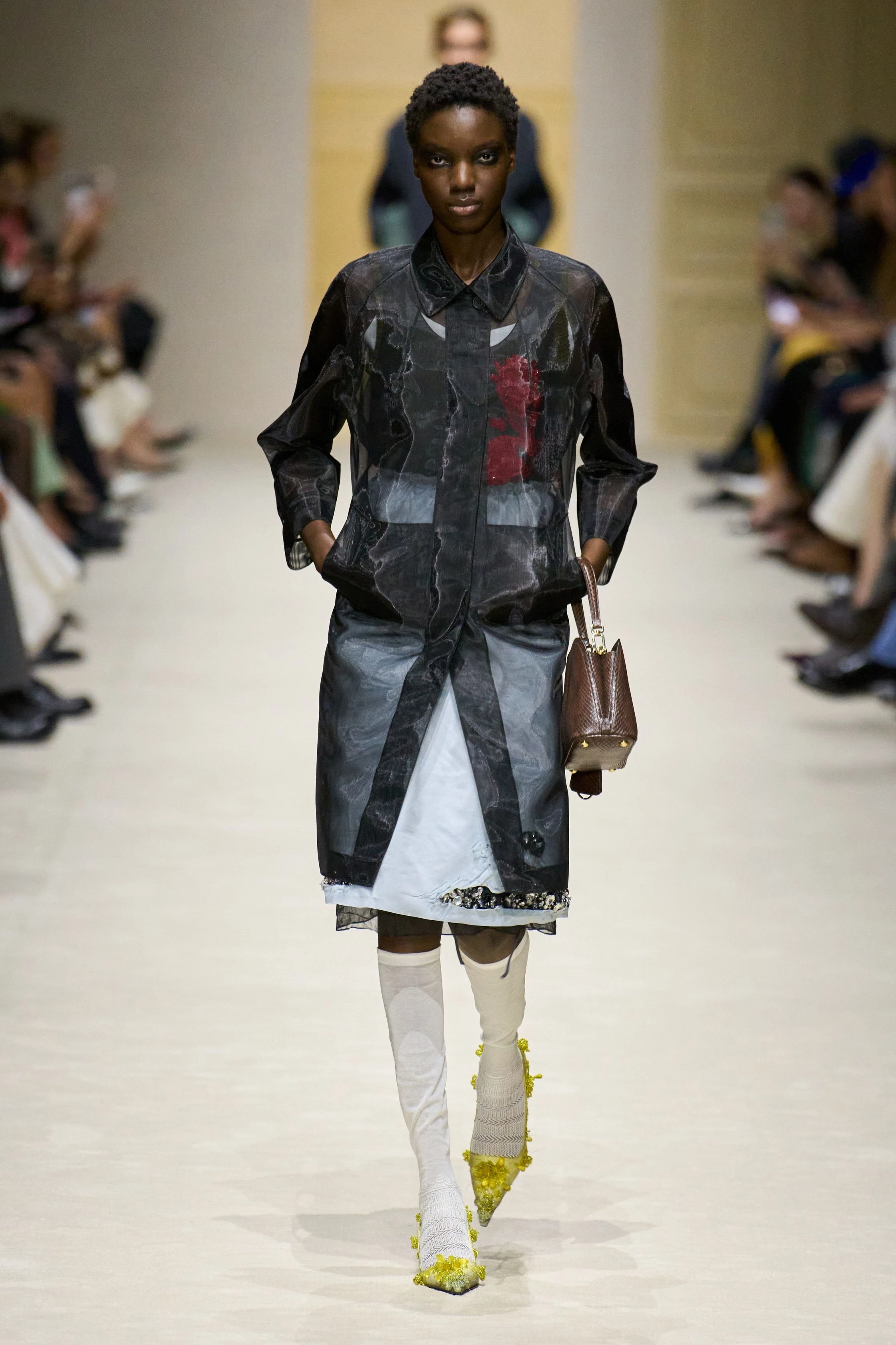 П'ятнадцять манекенниць, шістдесят луків та нашарування: свіжа збірка Prada осінь-зима 2026/2027
3