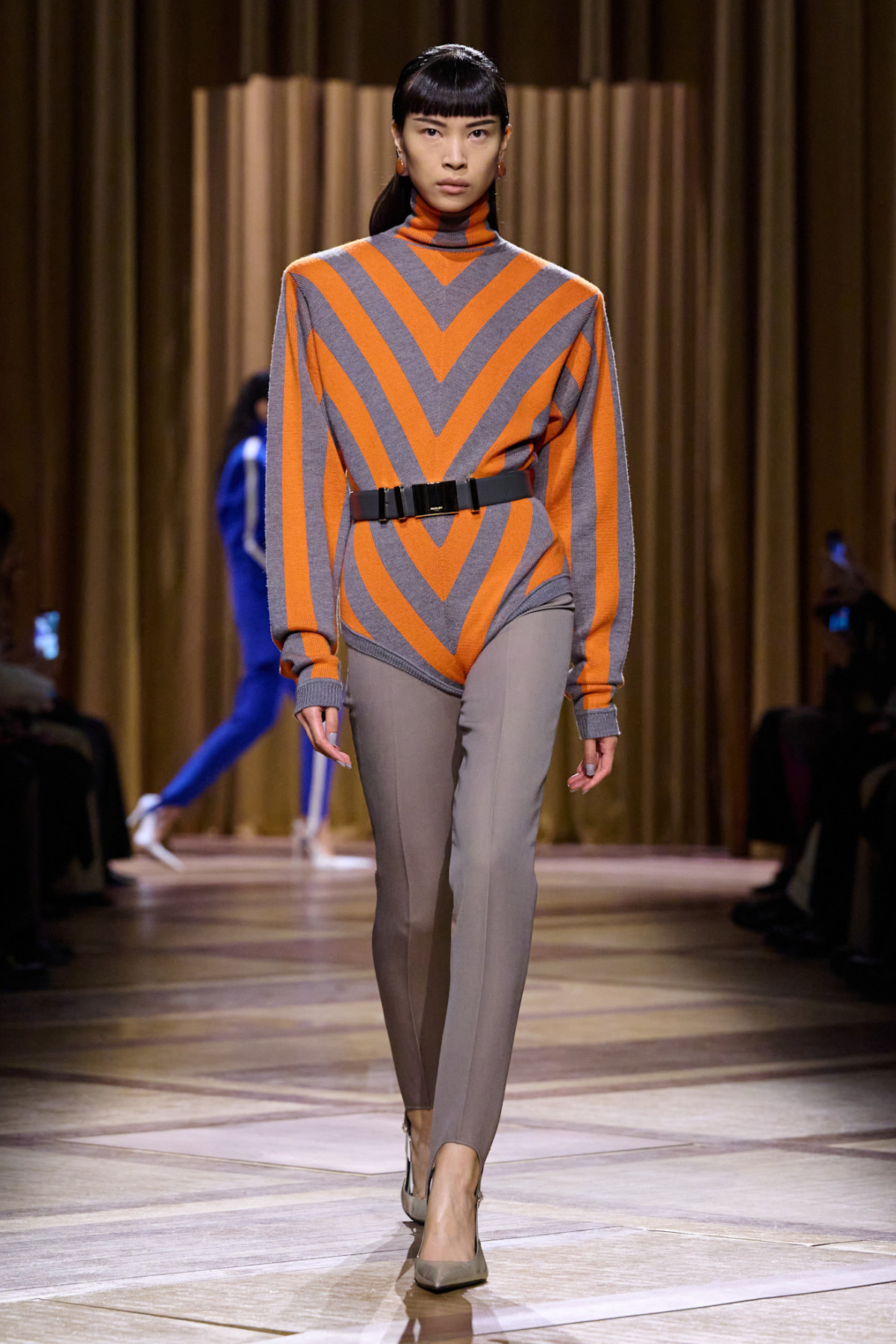 Легінси з вирізами: дискусійний ретро-тренд відродився на показах