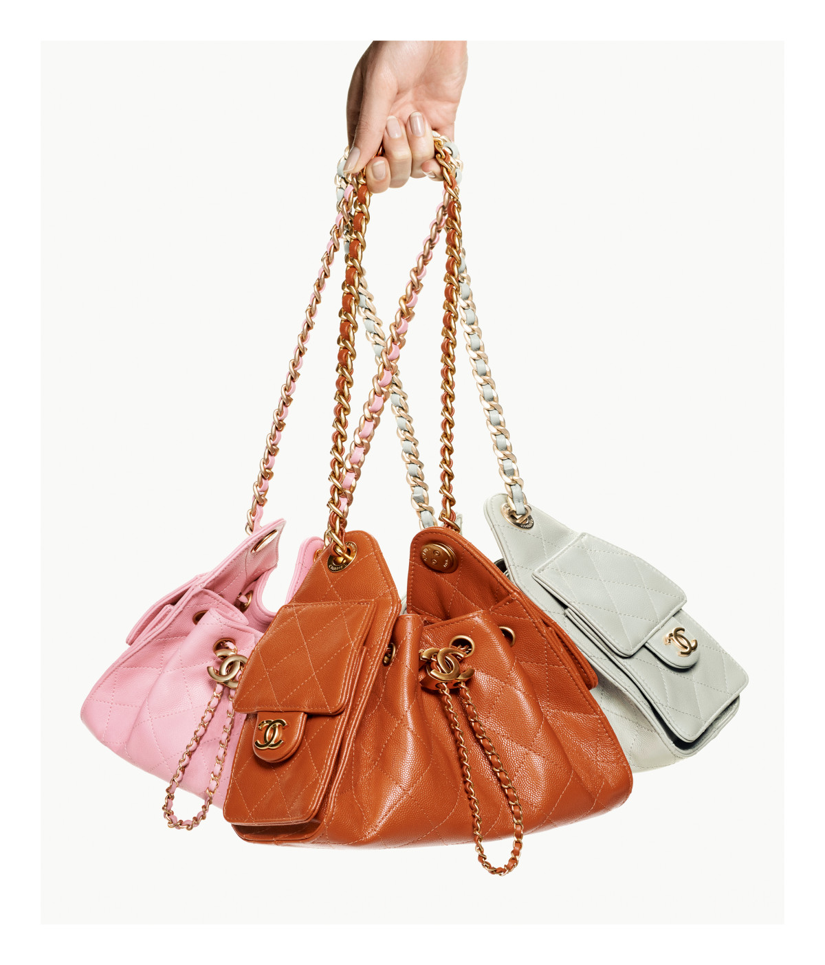 Роббі засяяла в новій рекламній кампанії сумки Chanel 25
2