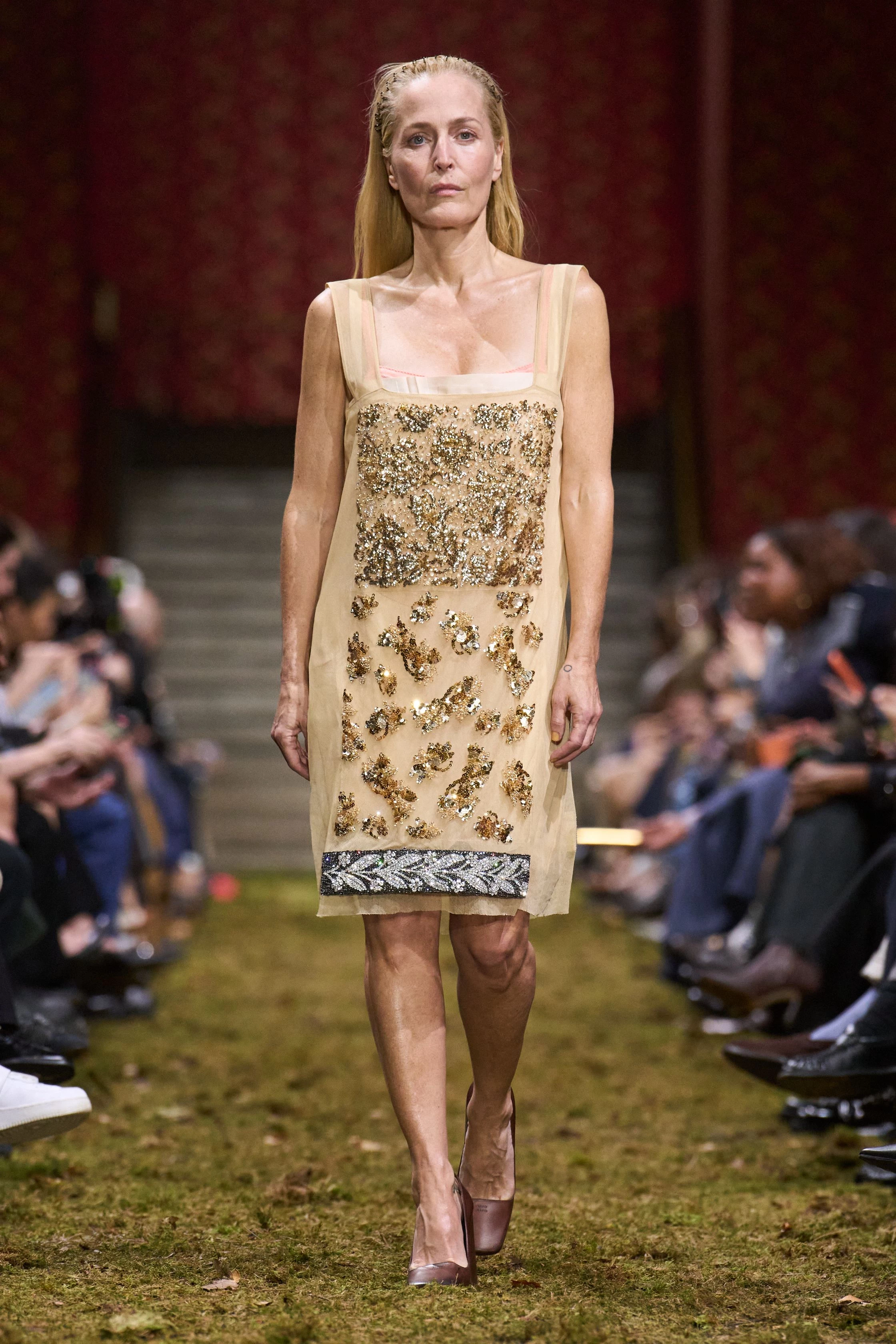 Свіжа лінія Miu Miu осінь-зима 2026/2027: мінімалістична концепція від Miuccia Prada
17