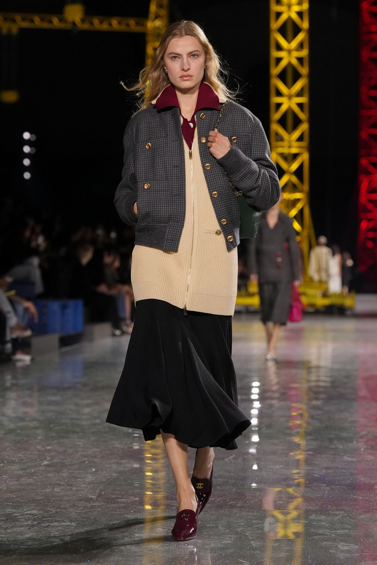 Блазі шокував публіку супернизькою посадкою штанів на показі Chanel, опустивши пояс нижче стегон.
20