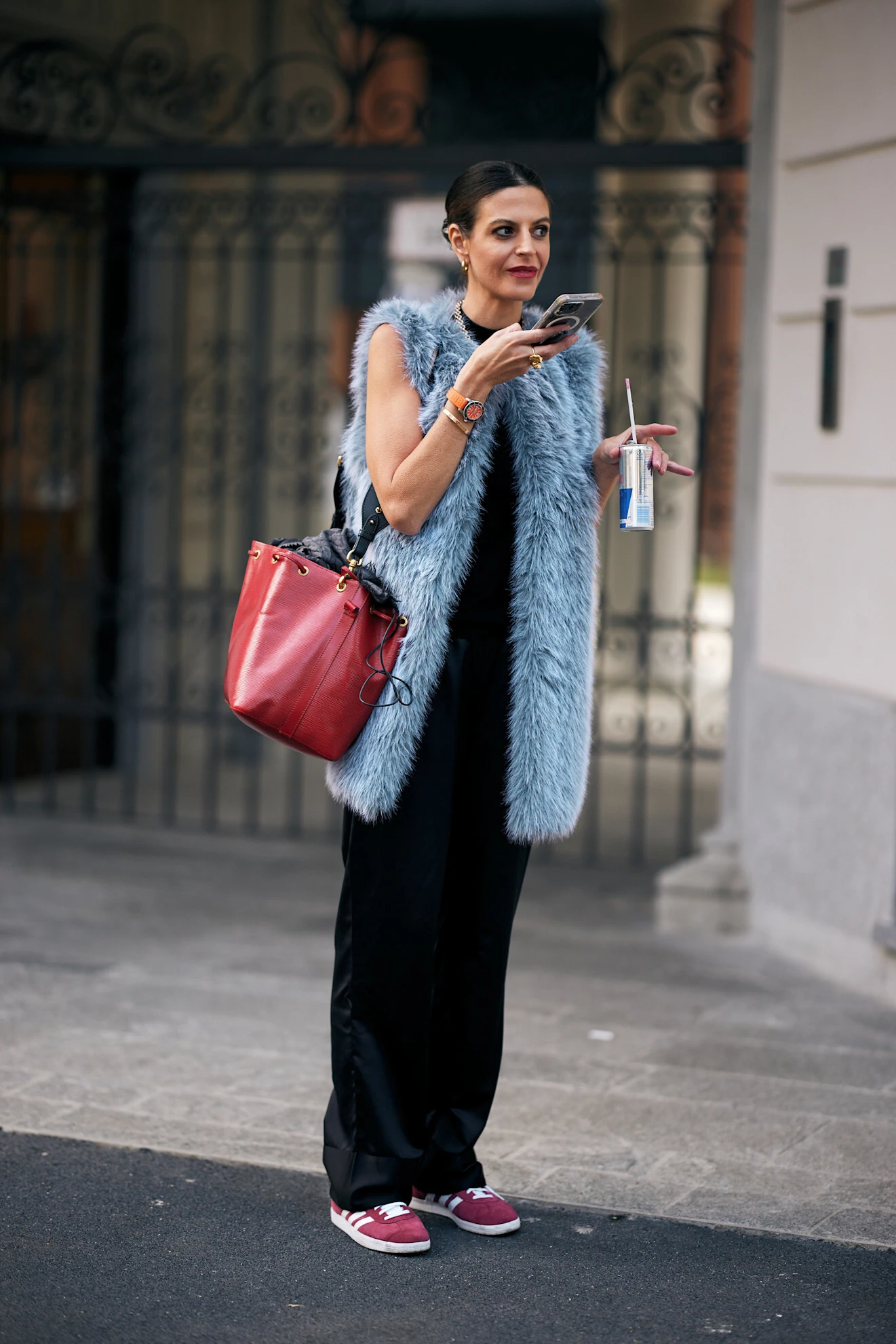 Бордові кросівки: універсальний вибір для весни 2026.
2