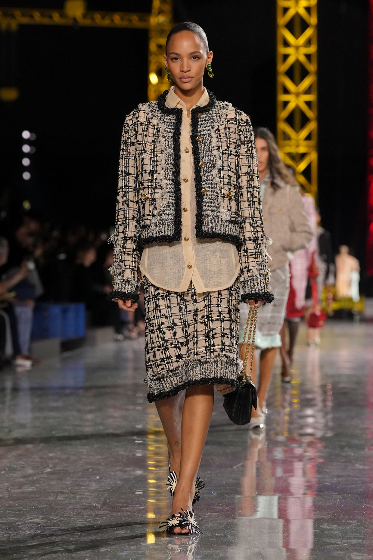 Блазі шокував публіку супернизькою посадкою штанів на показі Chanel, опустивши пояс нижче стегон.
24