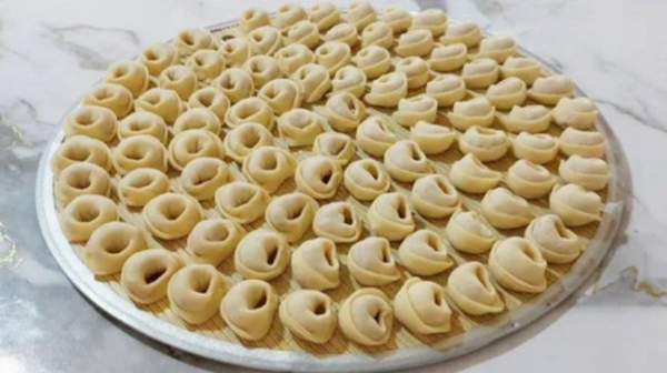 Пельмені, господині, щастя! Як загорнути м'ясо в тісто?