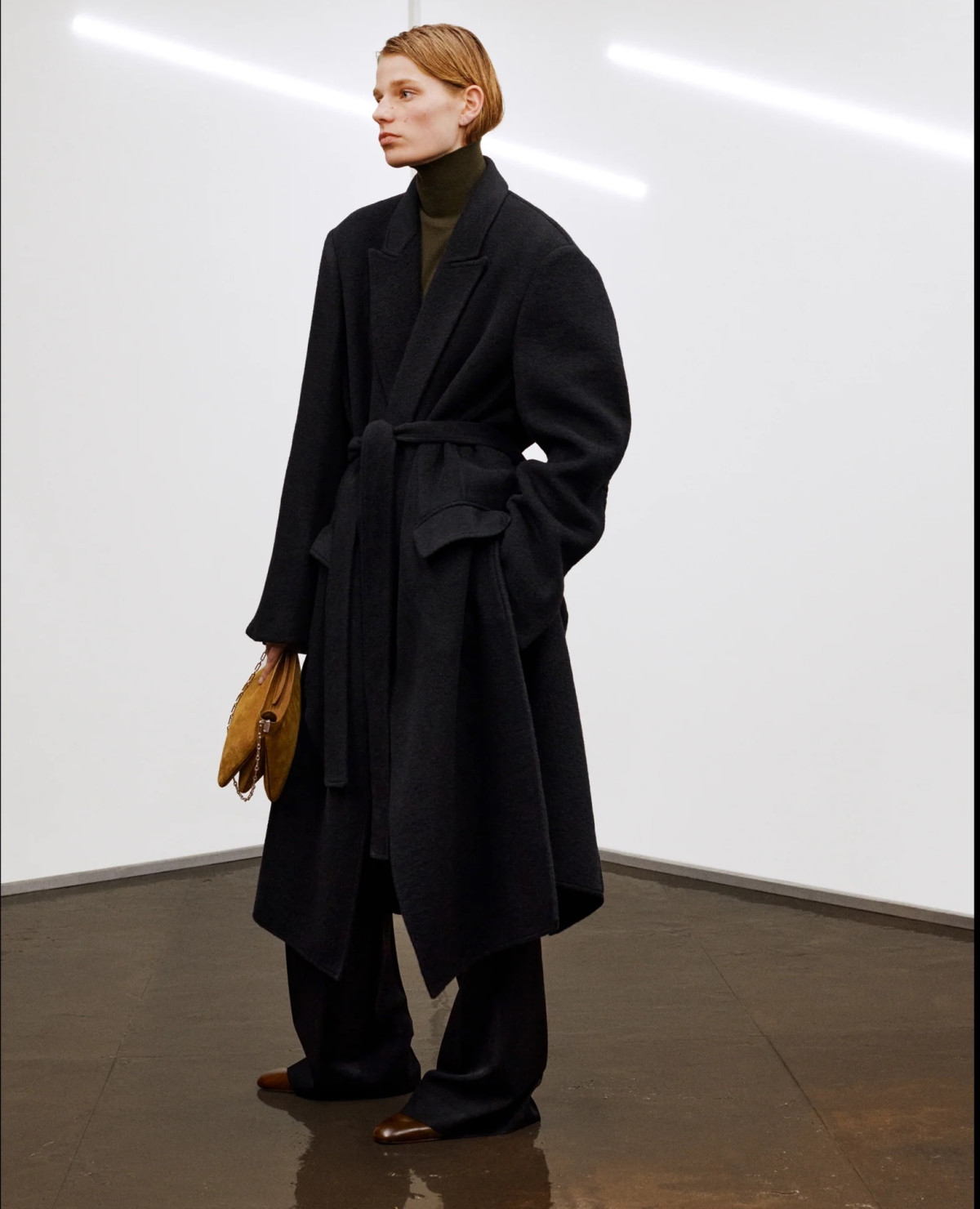 Фібі Файло: тріумфальне повернення мінімалізму в новій лінійці E
4