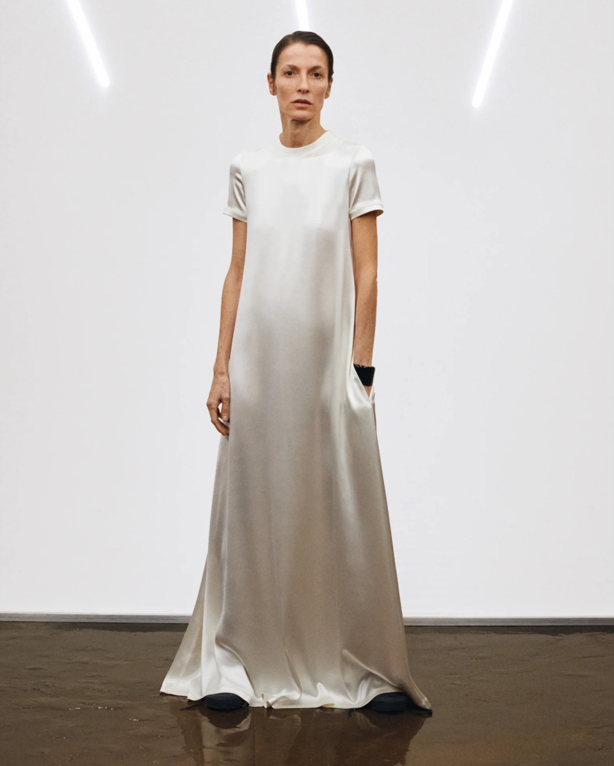 Фібі Файло: тріумфальне повернення мінімалізму в новій лінійці E
18