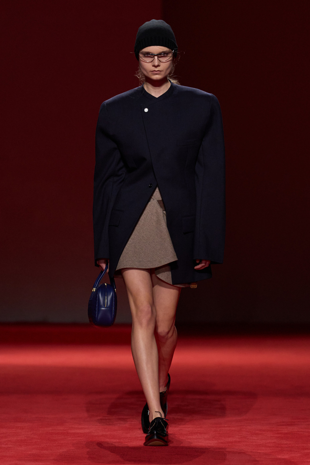 Округлені силуети та блискучі хутра: ключові тренди з показу Bottega Veneta
7