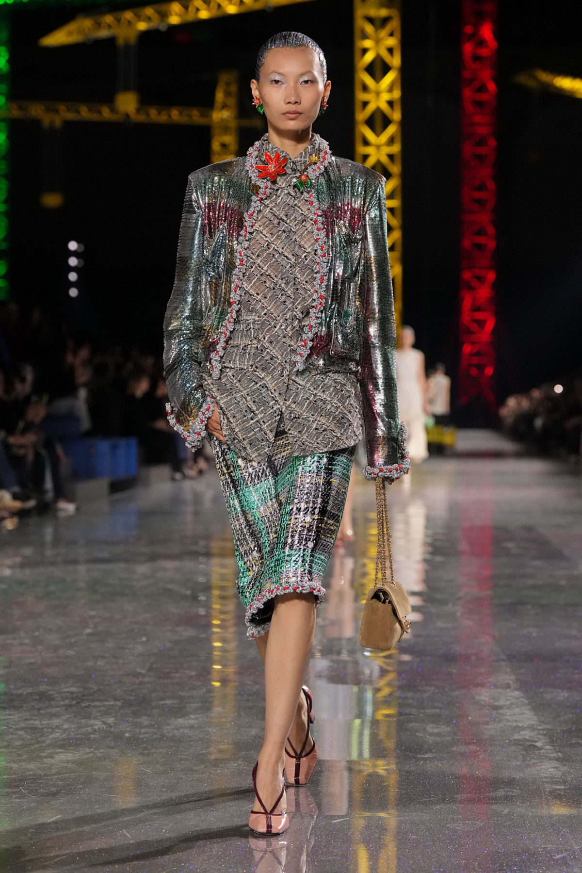 Блазі шокував публіку супернизькою посадкою штанів на показі Chanel, опустивши пояс нижче стегон.
30