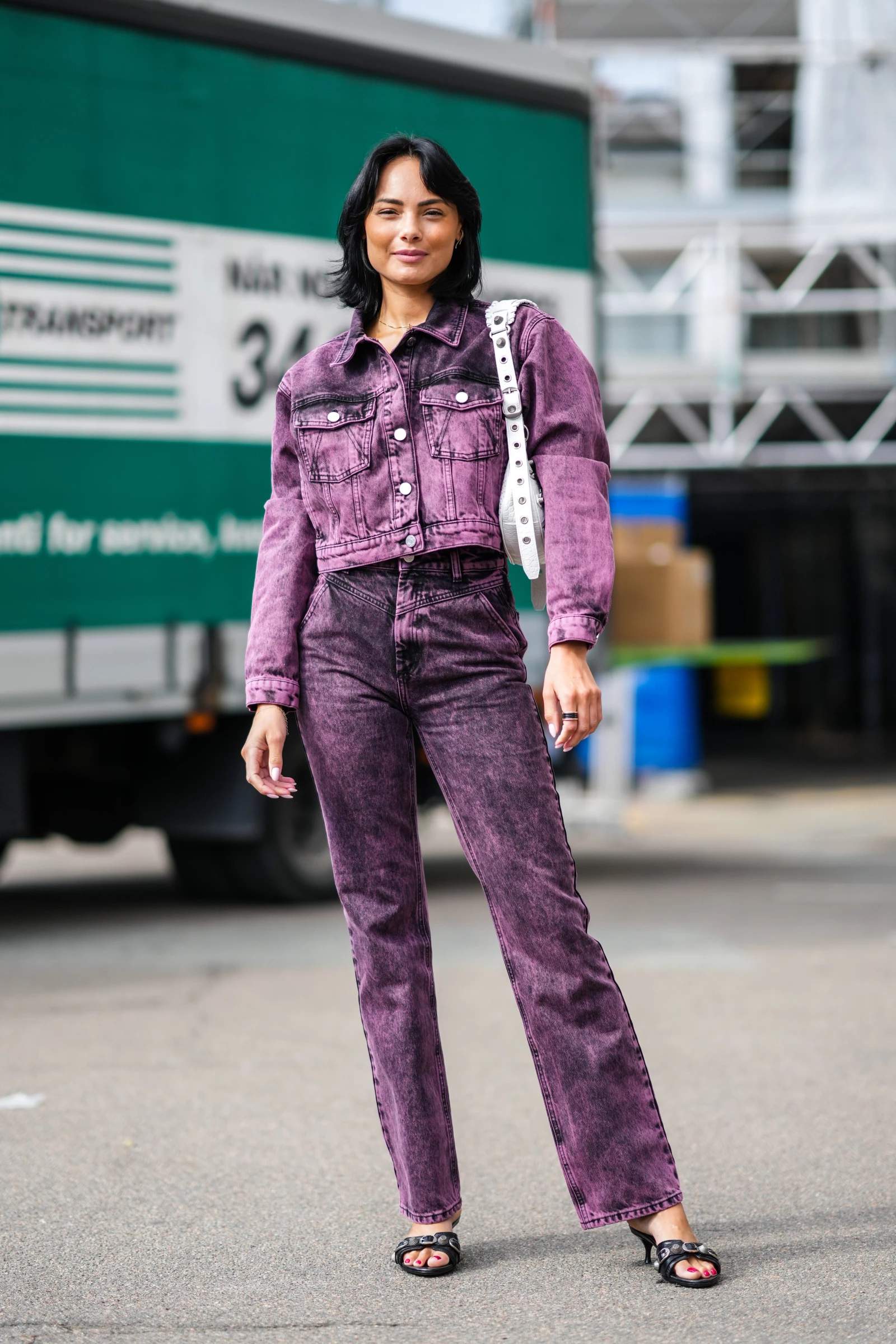 Бузкові джинси – пік моди 2026: 4 тони, що потіснять звичний денім
3