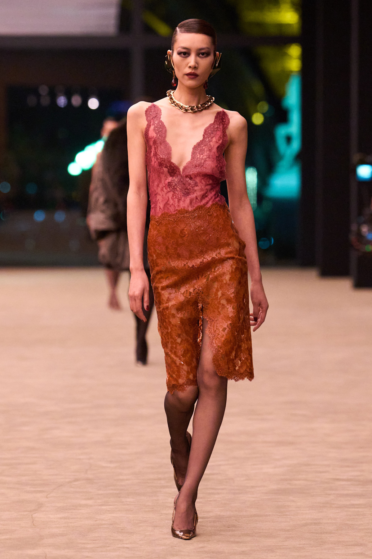 Зіркові гості Saint Laurent: Пфайффер, Мосс та інші переглядають подіумні тренди.
13