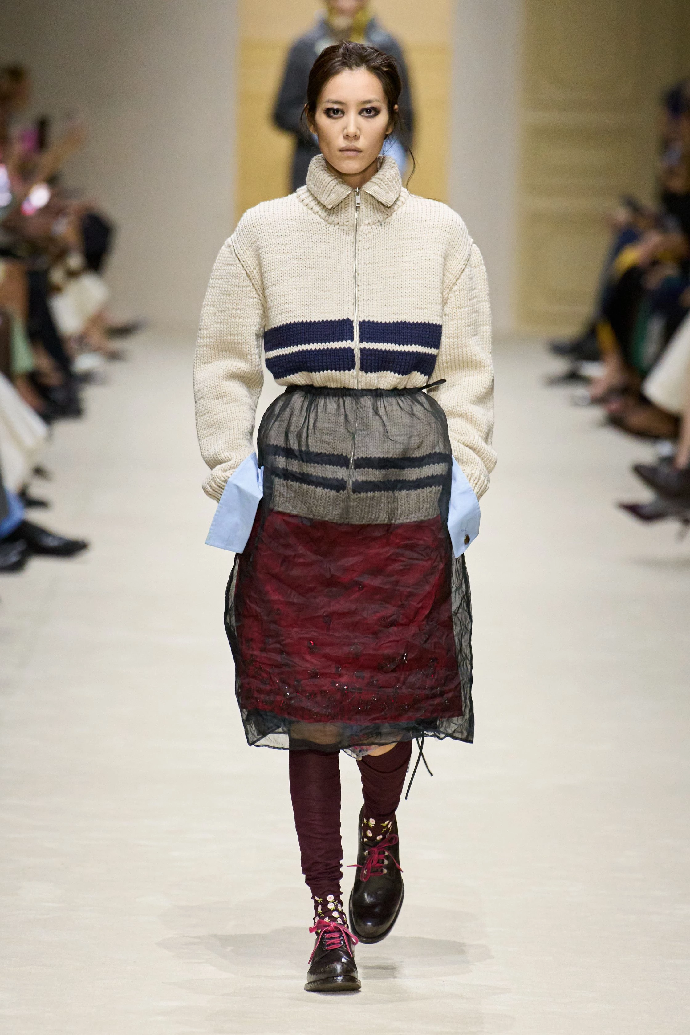 П'ятнадцять манекенниць, шістдесят луків та нашарування: свіжа збірка Prada осінь-зима 2026/2027
2