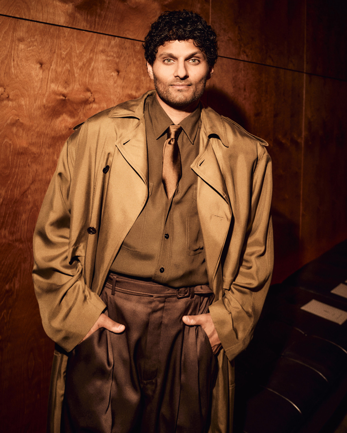 Зіркові гості Saint Laurent: Пфайффер, Мосс та інші переглядають подіумні тренди.
11