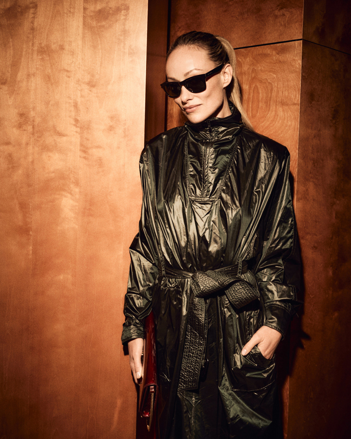 Зіркові гості Saint Laurent: Пфайффер, Мосс та інші переглядають подіумні тренди.
9