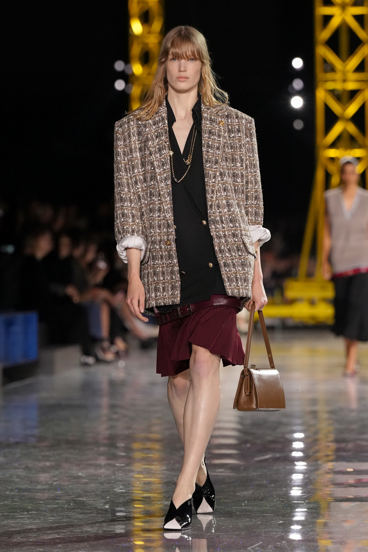 Блазі шокував публіку супернизькою посадкою штанів на показі Chanel, опустивши пояс нижче стегон.
1