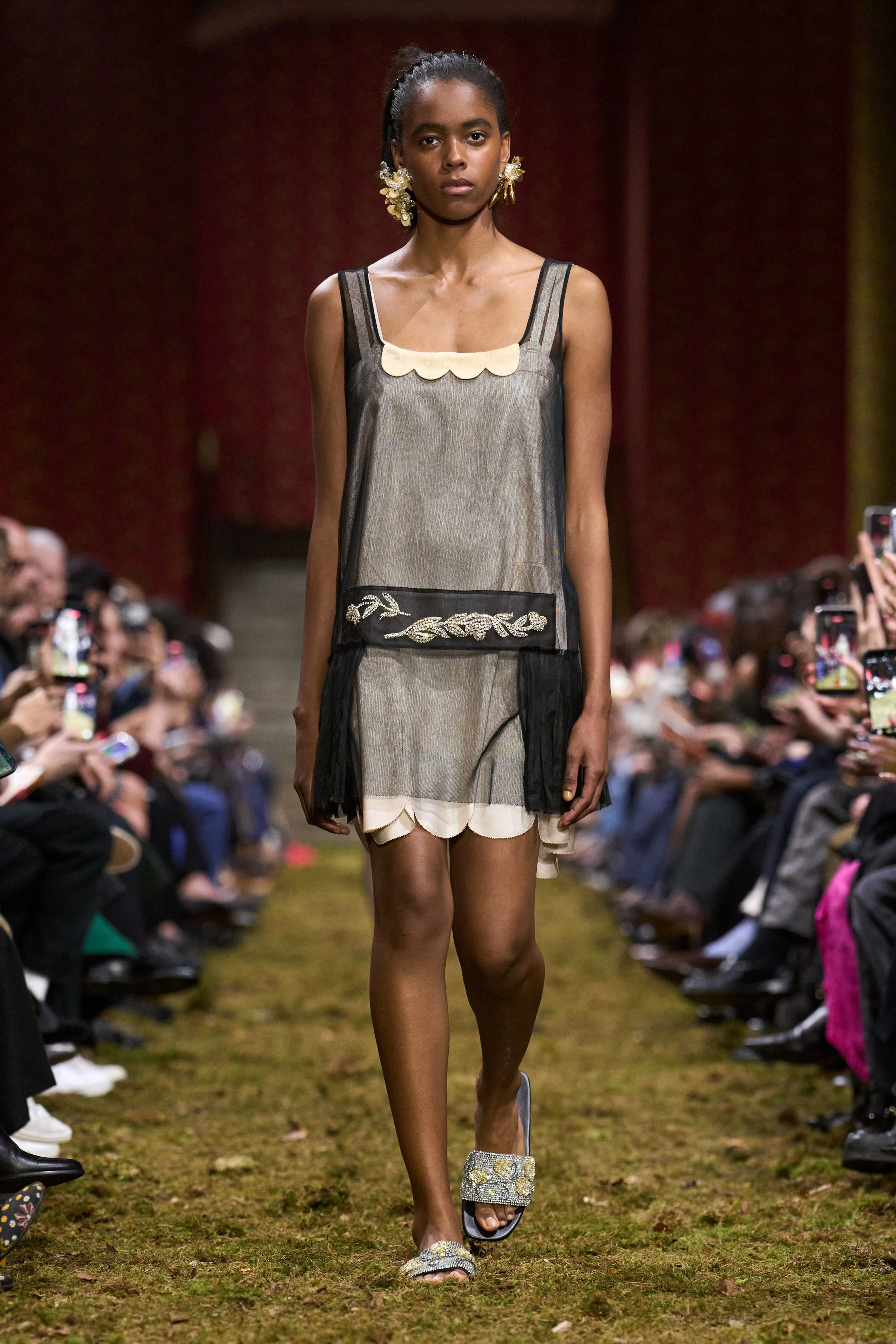 Свіжа лінія Miu Miu осінь-зима 2026/2027: мінімалістична концепція від Miuccia Prada
15