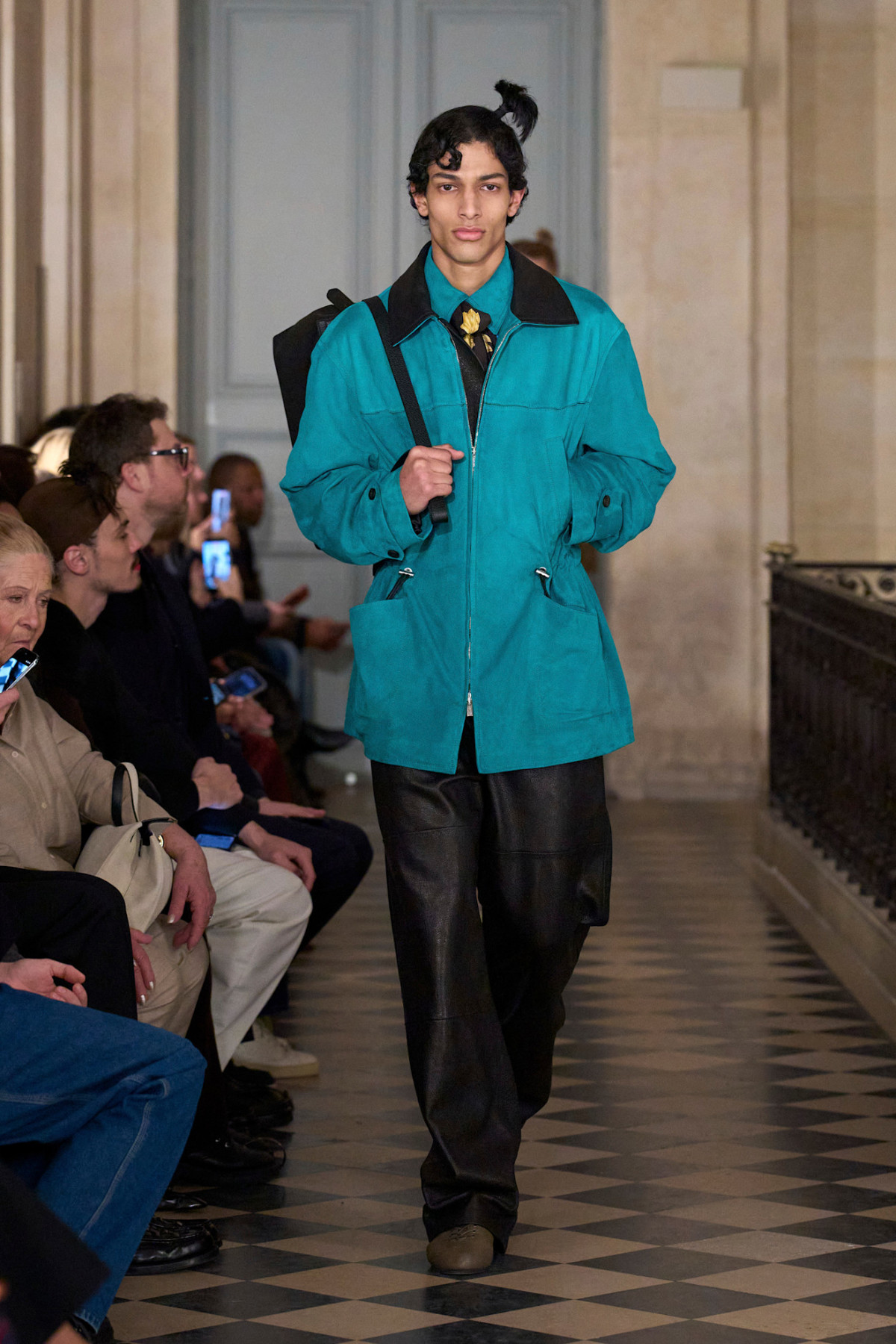 Jacquemus: кокетливий кітч, висока мода та зачіски-“пальми” в стилі 80-х
2