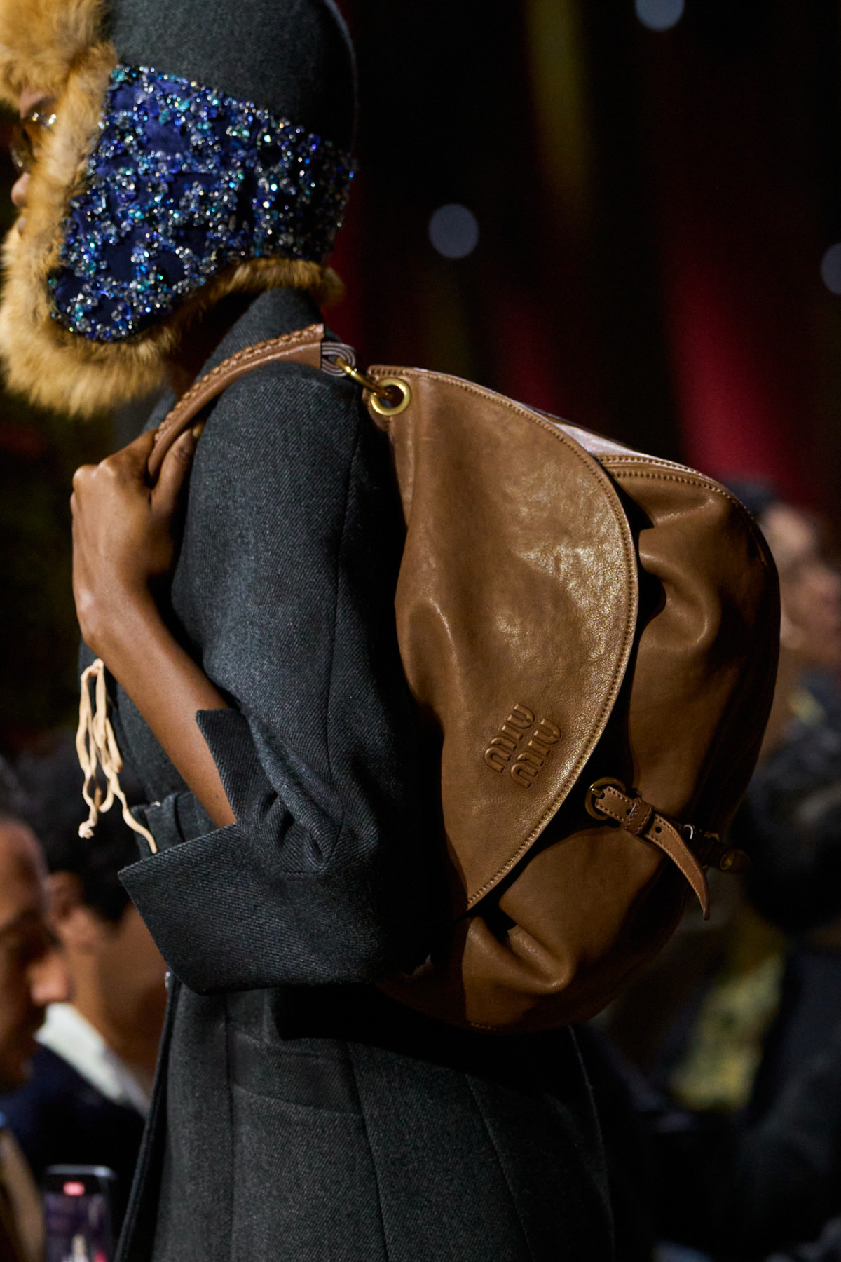 Джуліанна Мур здивувала всіх, дефілюючи на показі Miu Miu.
18