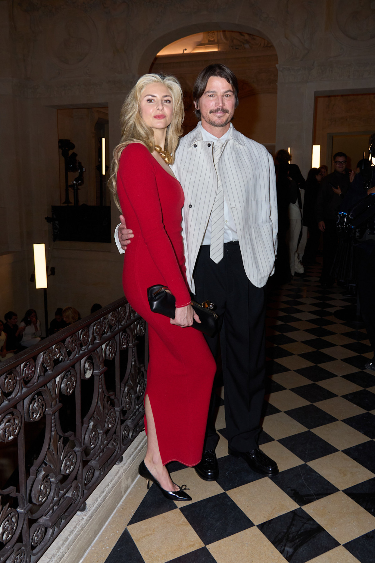 Парад зірок на шоу Jacquemus: K-pop діви, американська мільйонерка, голлівудські знаменитості, Тіна Кунакі та Елтон Джон
1