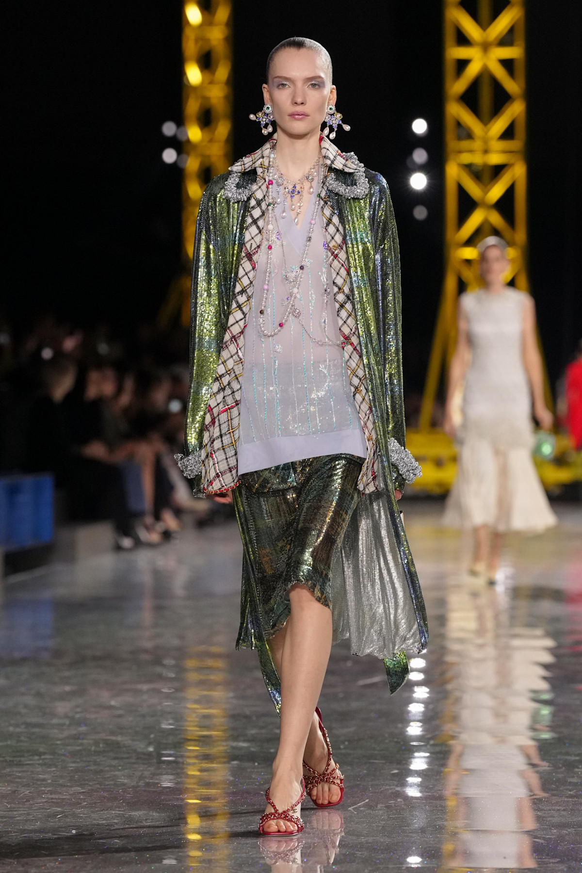 Блазі шокував публіку супернизькою посадкою штанів на показі Chanel, опустивши пояс нижче стегон.
28