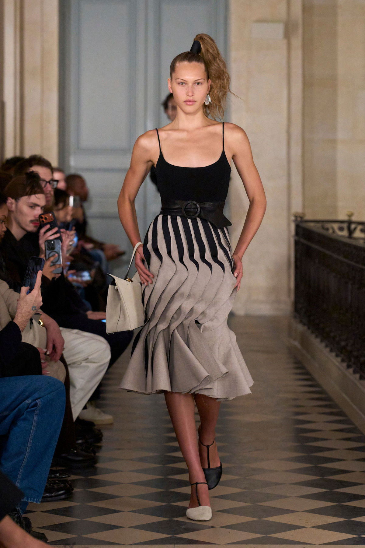 Jacquemus: кокетливий кітч, висока мода та зачіски-“пальми” в стилі 80-х
10